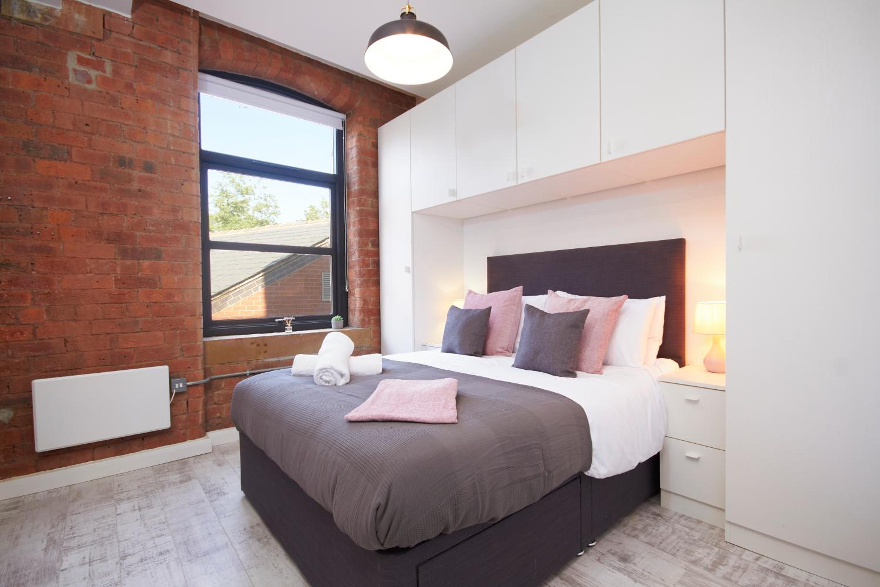 Sleek Manhattan Style Apartment in Central Leeds view 3