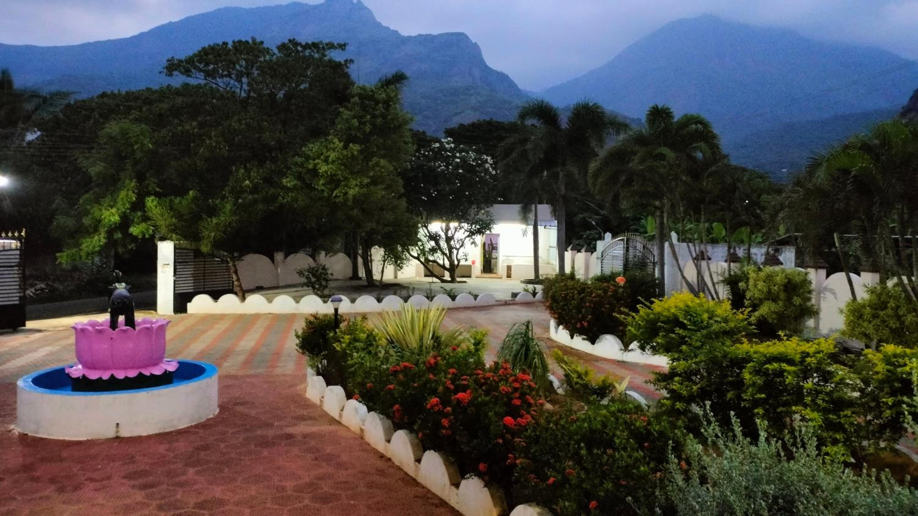 RAJA PALACE RESORT & MiNi Hotel
