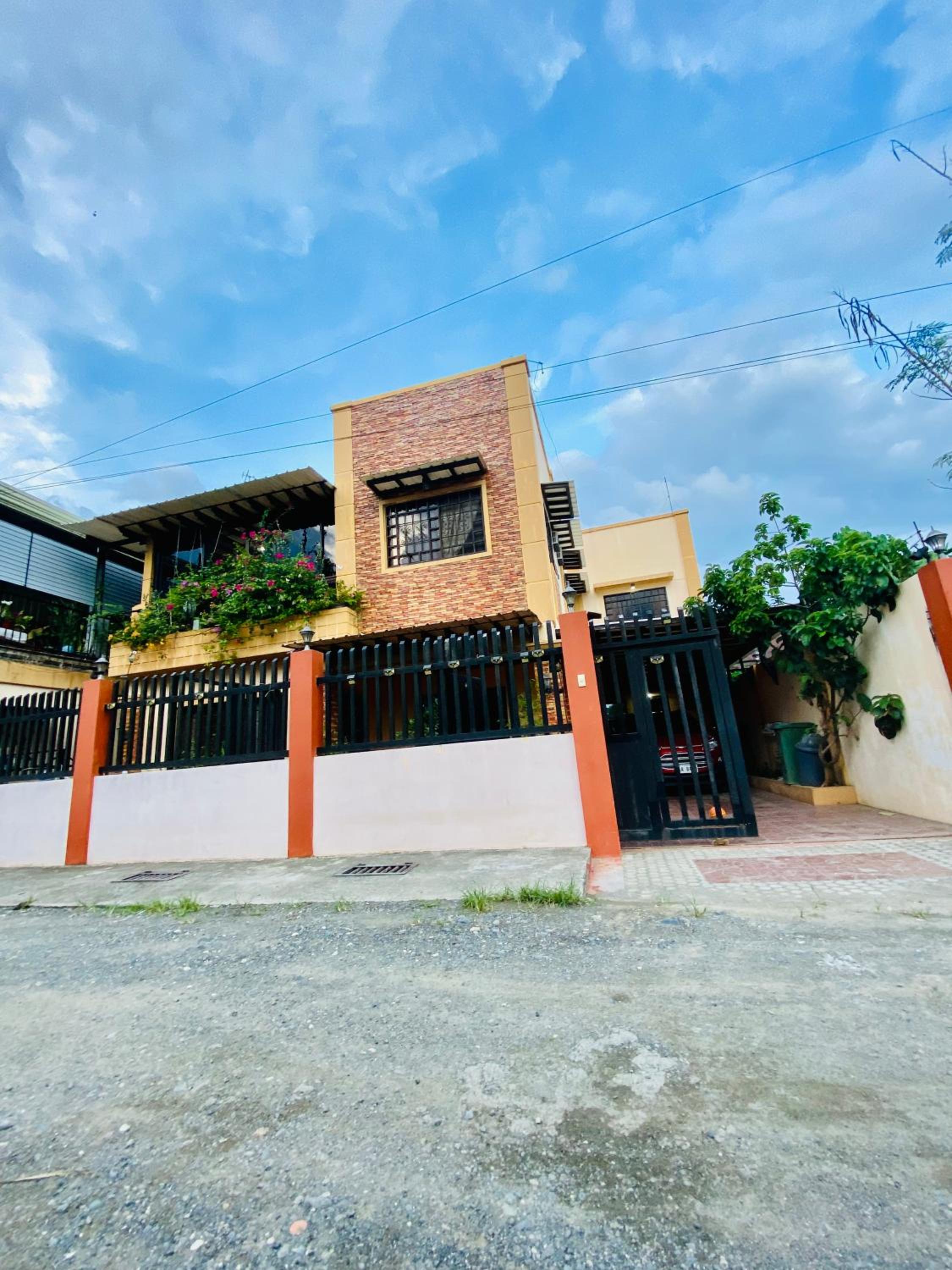 Len Staycation in Panabo 3BDR-2BR-Downstairs Wifi Netflix