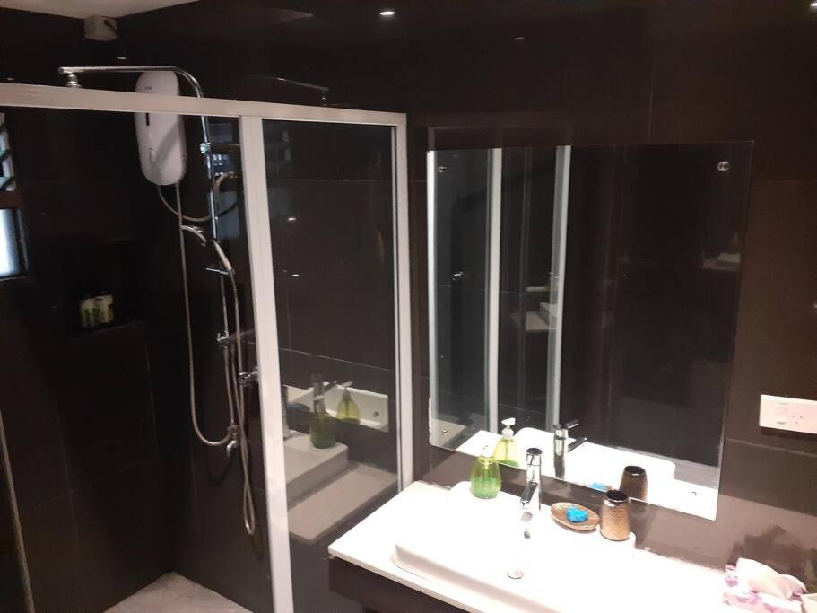 Entire 3 bedroom Fully Furnished House, 6 Guests - view 9