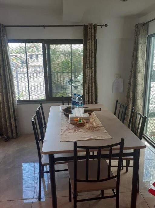 Entire 3 bedroom Fully Furnished House, 6 Guests - view 19
