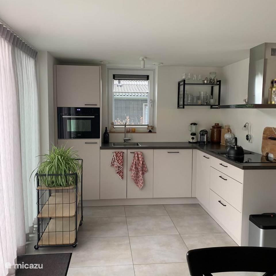 Bungalow 60 op Recreatiepark De Wielen view 5