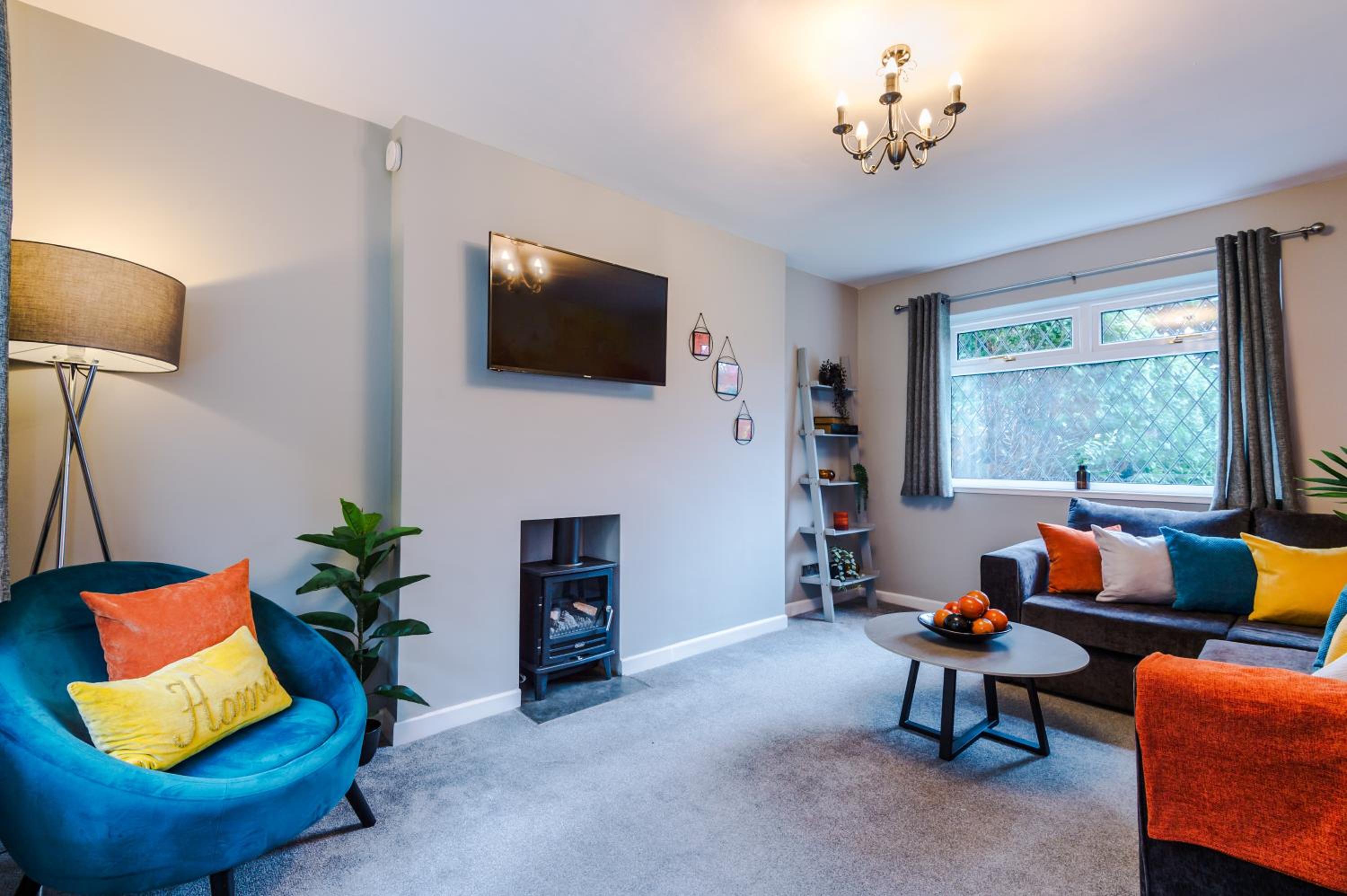 Poplar House- Contractor Friendly, Bright, Modern 3 Bedroom House view 2