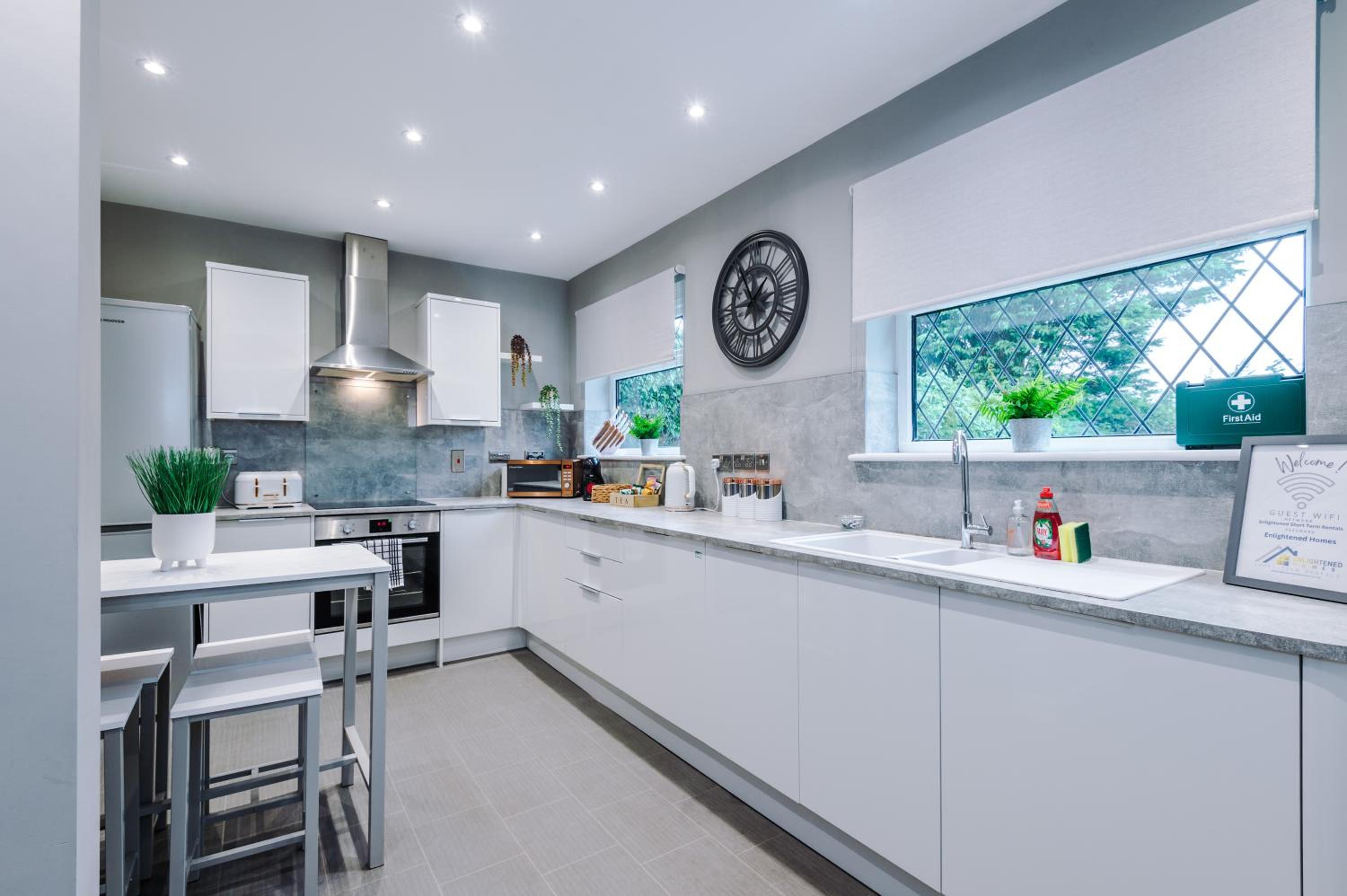 Poplar House- Contractor Friendly, Bright, Modern 3 Bedroom House view 4