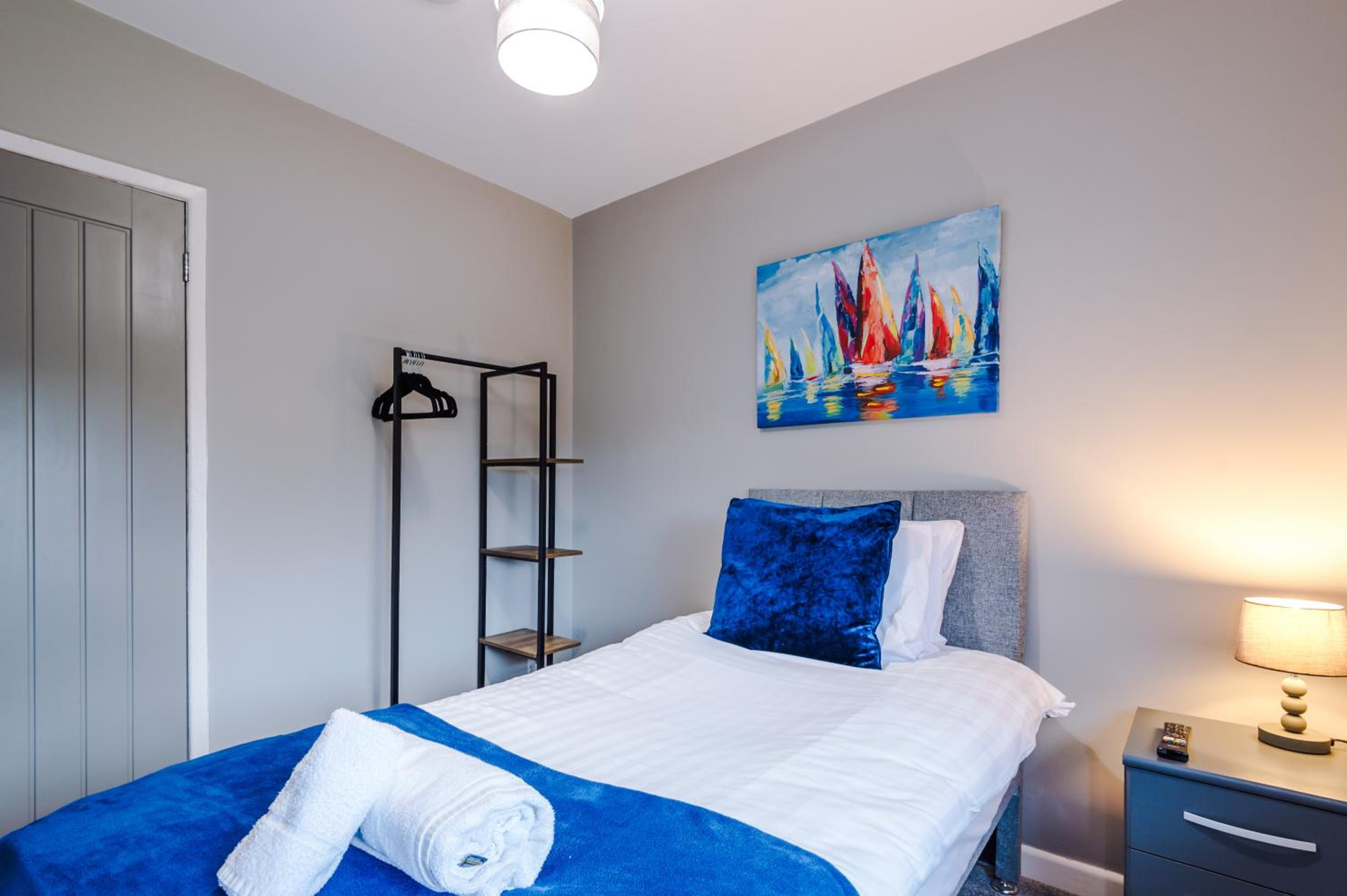 Poplar House- Contractor Friendly, Bright, Modern 3 Bedroom House view 3