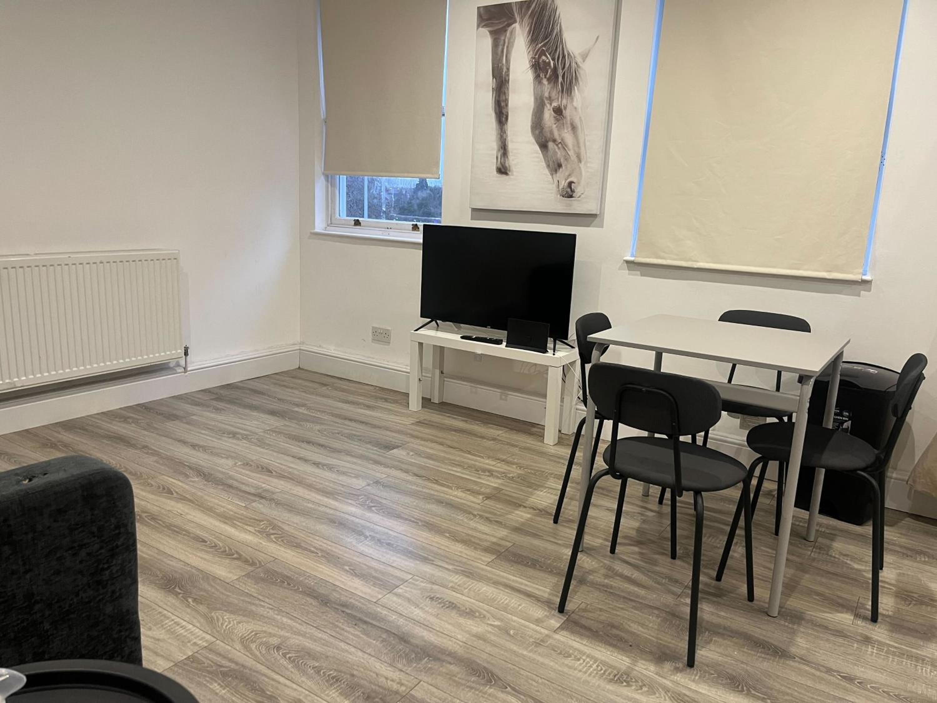 Stunning 2-Bed Apartment in Chelmsford view 5