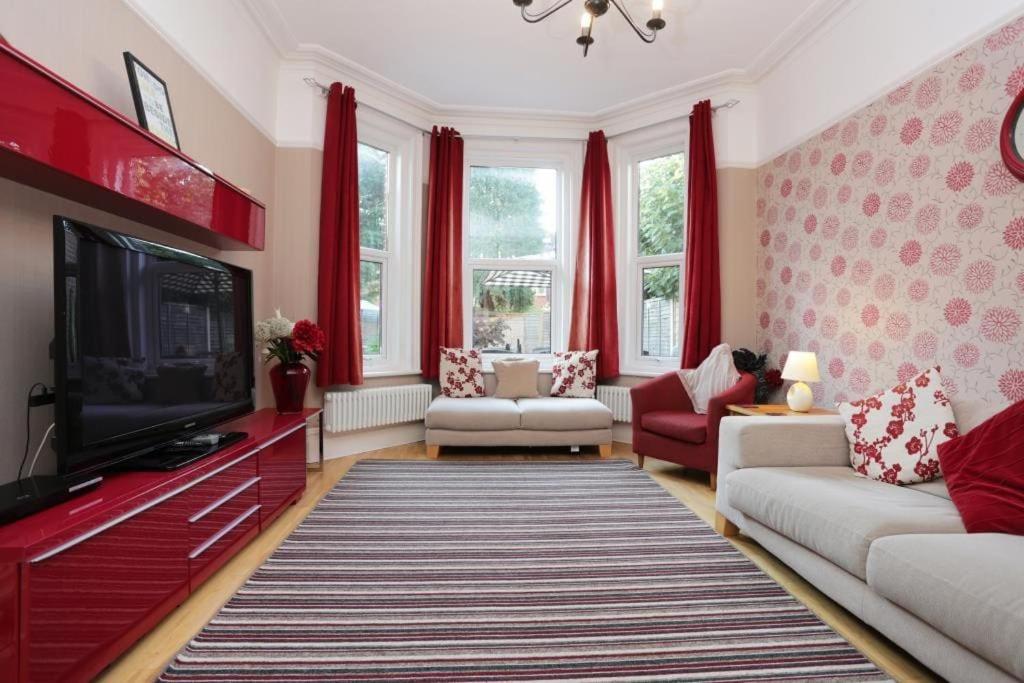 PEMBROKE by BOURNECOAST - A Large Six Bedroom Holiday Home Near the Sandy Beaches and Shops - HB8380 view 2