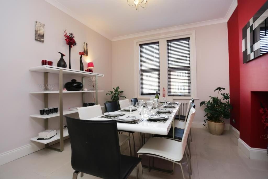 PEMBROKE by BOURNECOAST - A Large Six Bedroom Holiday Home Near the Sandy Beaches and Shops - HB8380 view 5