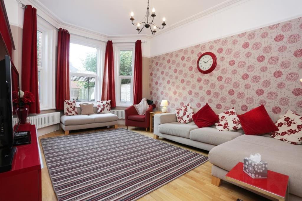 PEMBROKE by BOURNECOAST - A Large Six Bedroom Holiday Home Near the Sandy Beaches and Shops - HB8380 view 4
