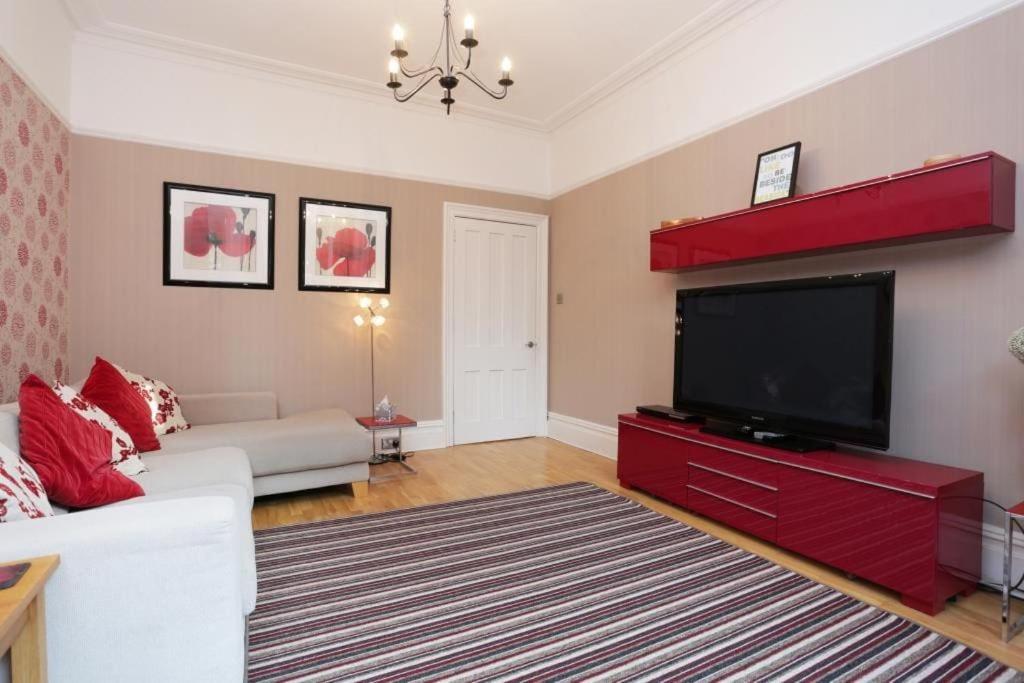 PEMBROKE by BOURNECOAST - A Large Six Bedroom Holiday Home Near the Sandy Beaches and Shops - HB8380 view 3
