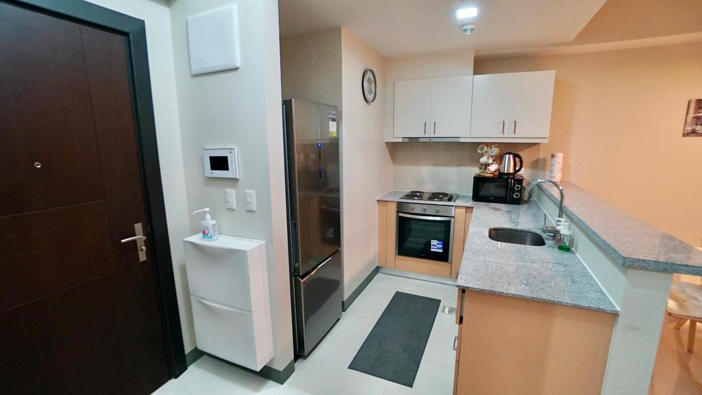 Cozy 2Br on the Top Floor Unit view 3
