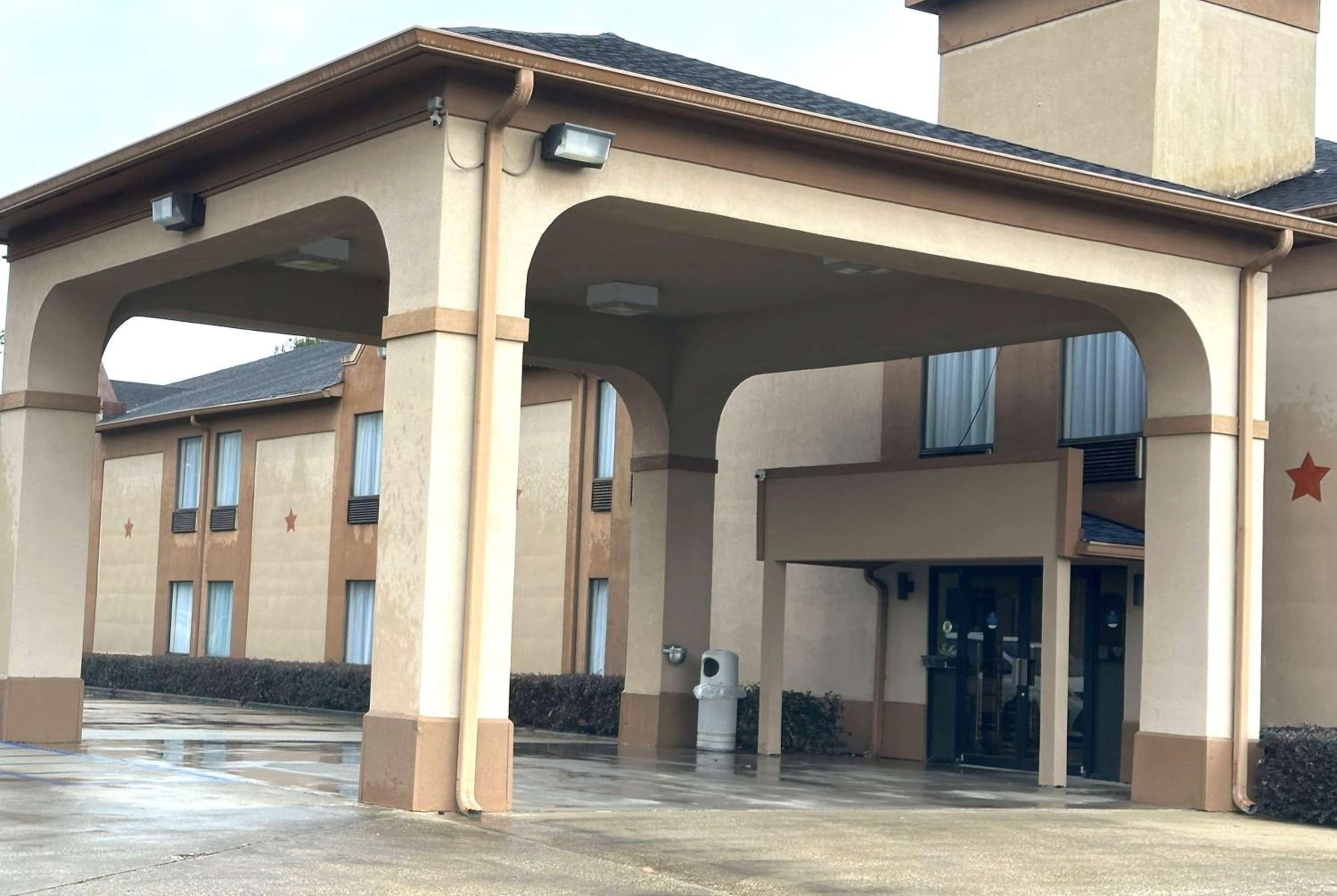 Days Inn & Suites by Wyndham Eunice view 2
