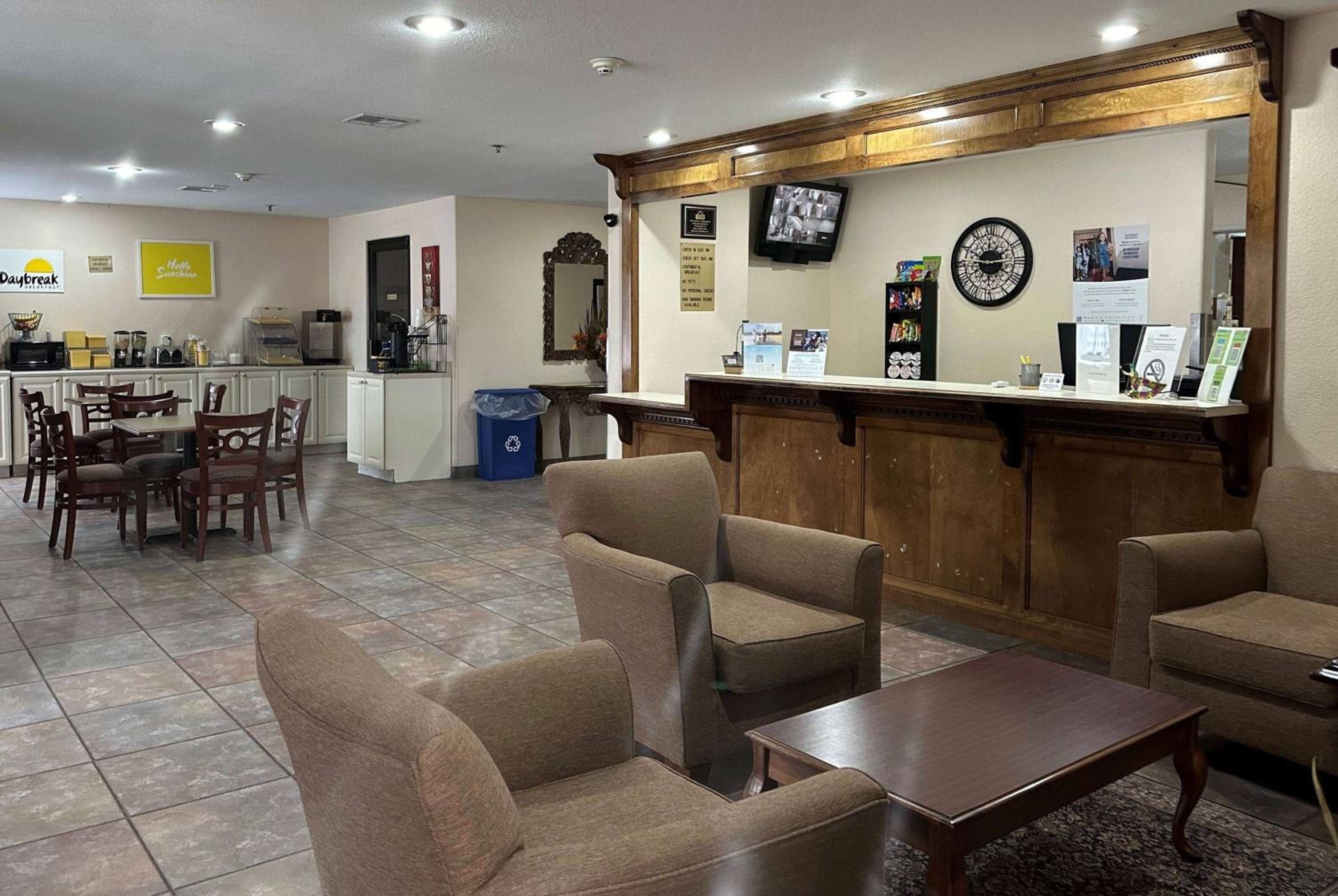 Days Inn & Suites by Wyndham Eunice view 3