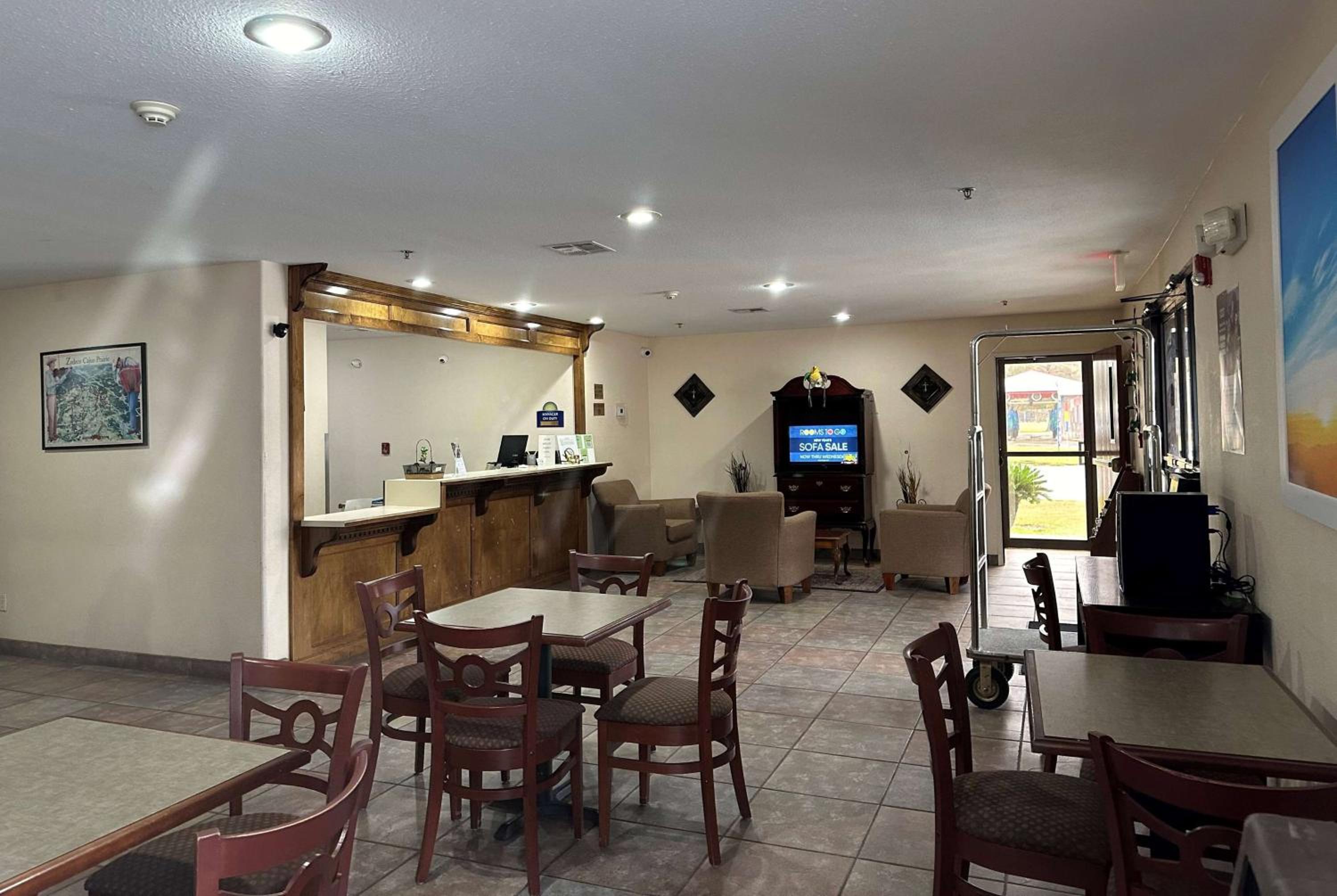 Days Inn & Suites by Wyndham Eunice view 4