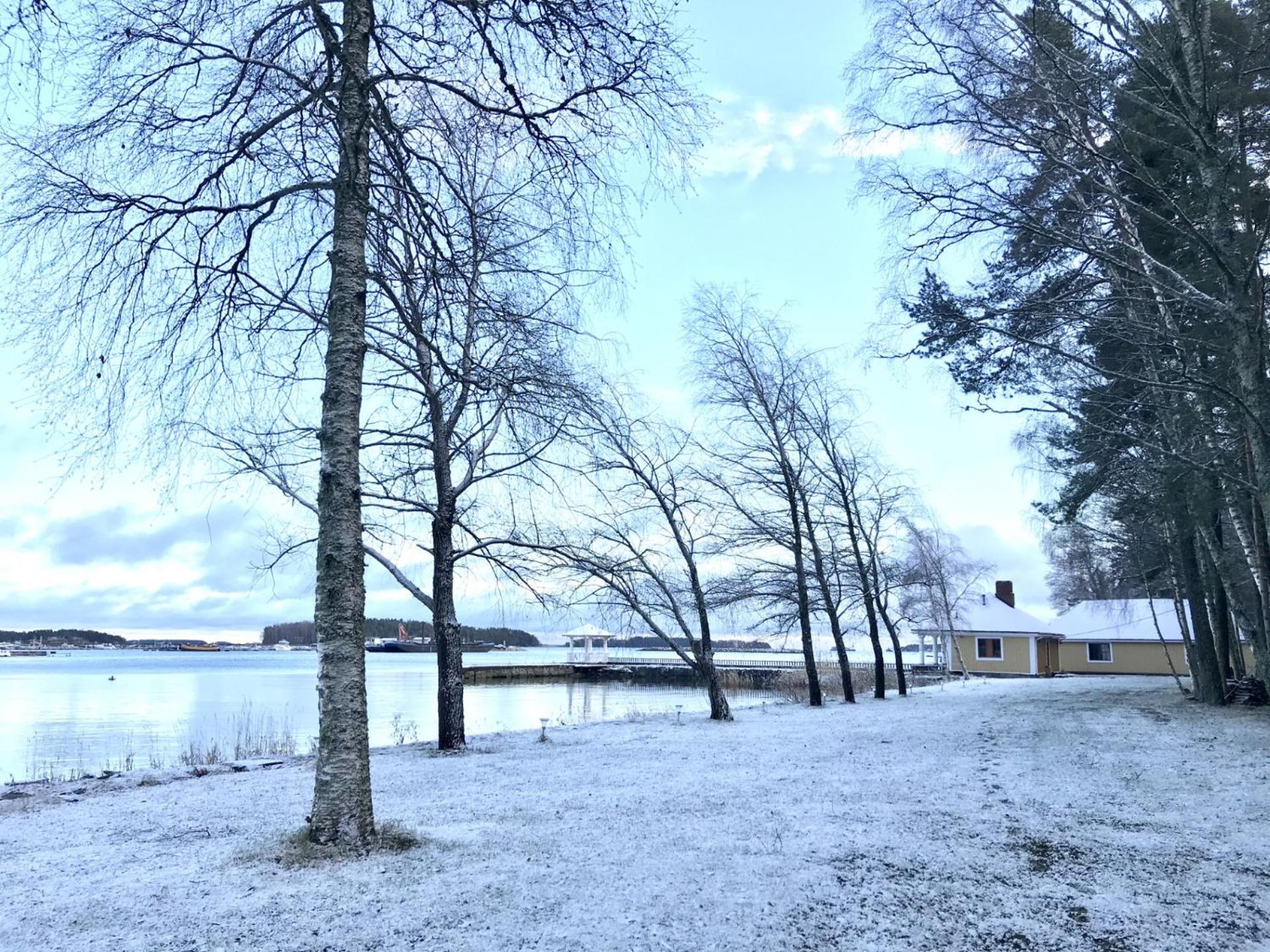Mökki meren läheisyydessä