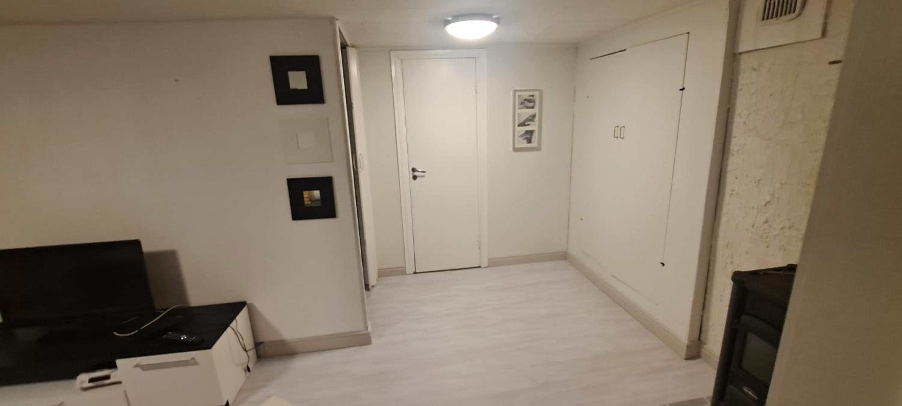 room in a furnished apartment