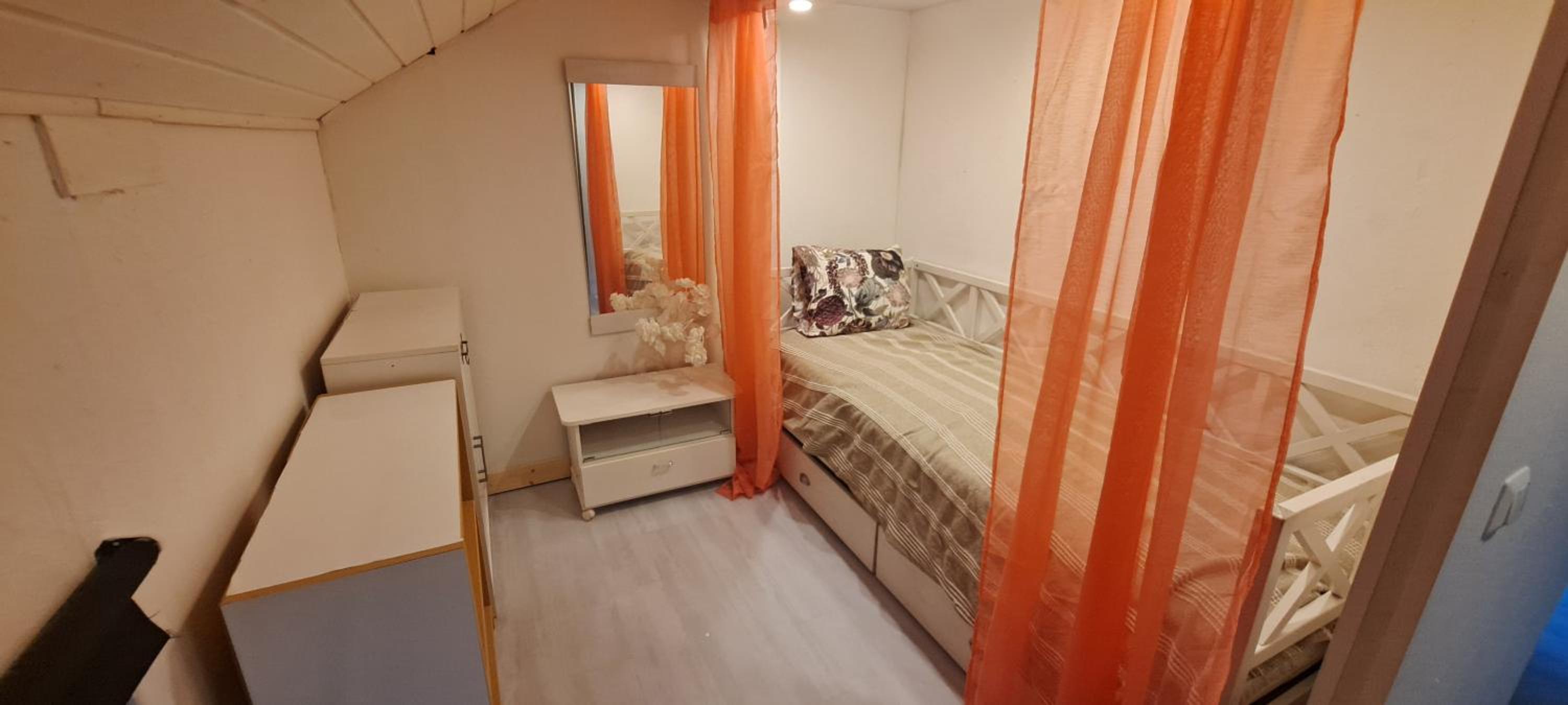 room in a furnished apartment