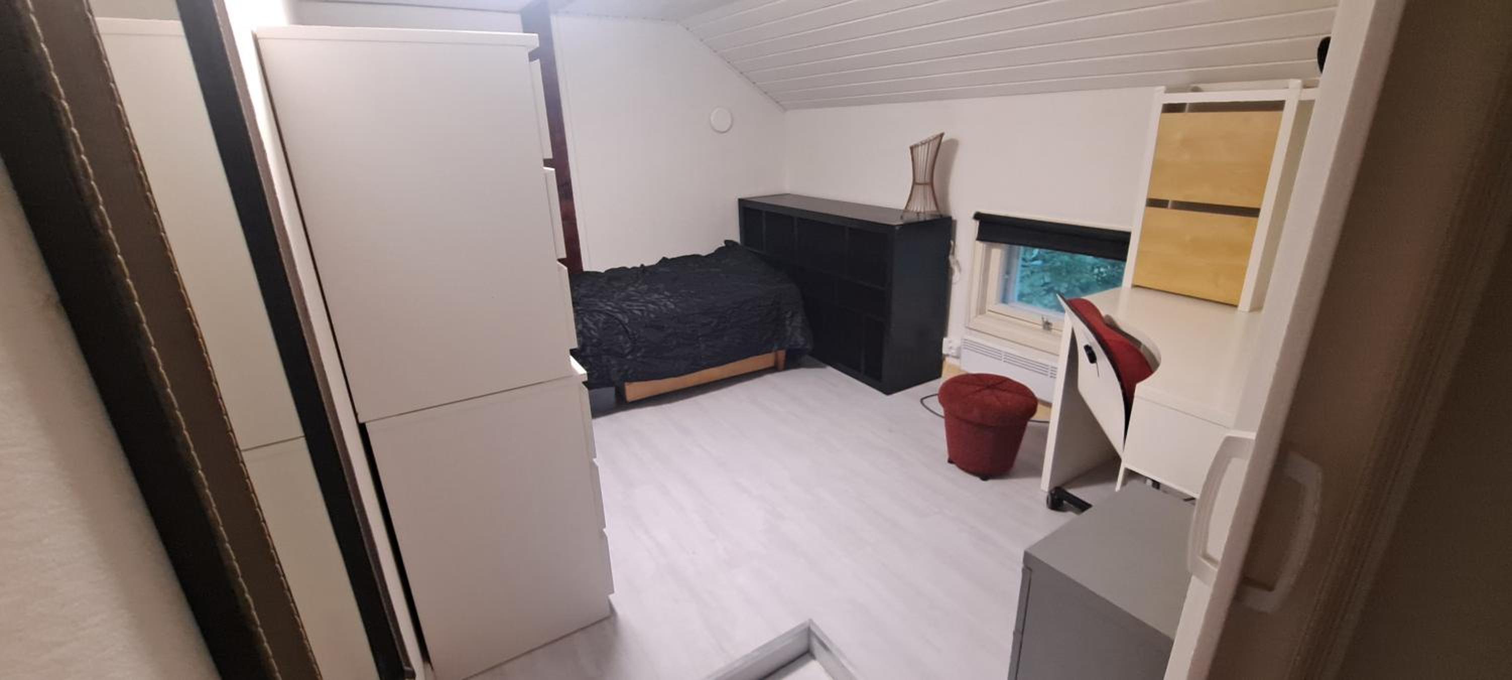 room in a furnished apartment