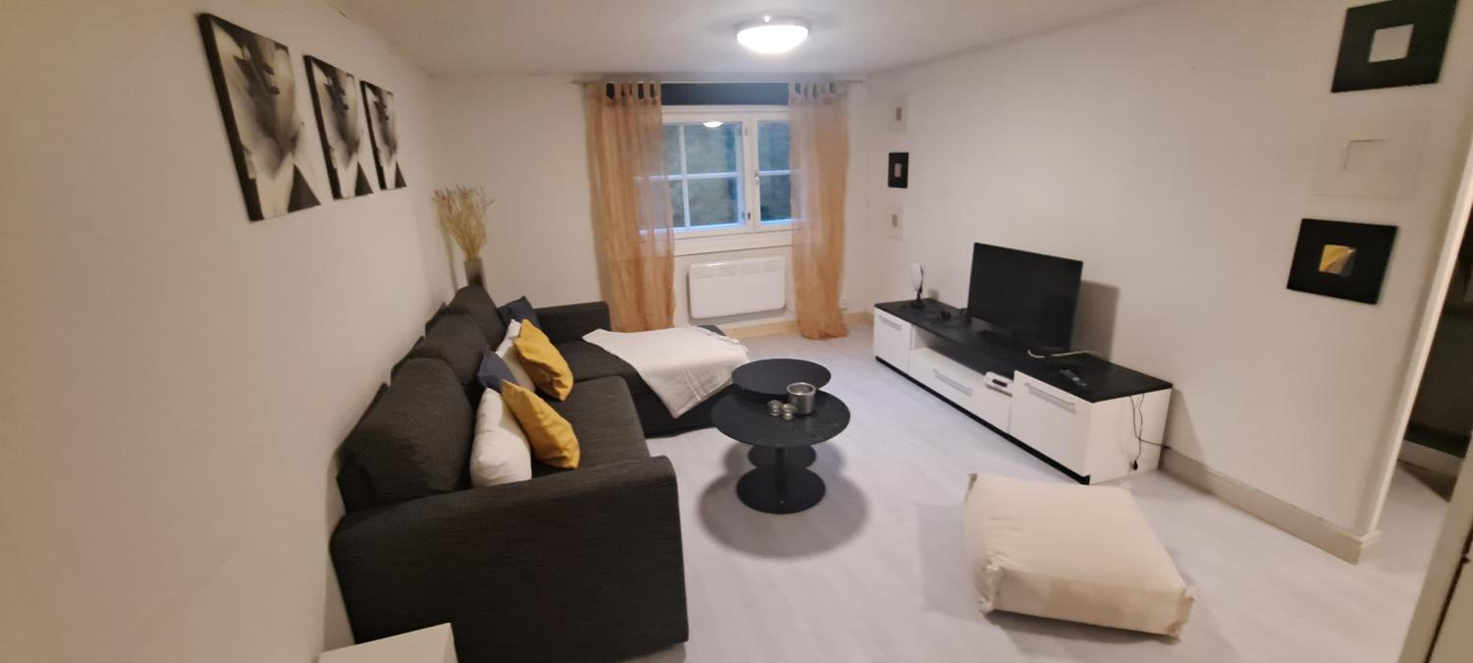 room in a furnished apartment