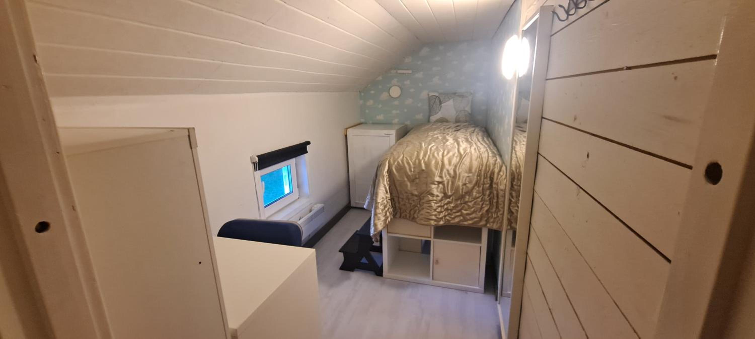 room in a furnished apartment