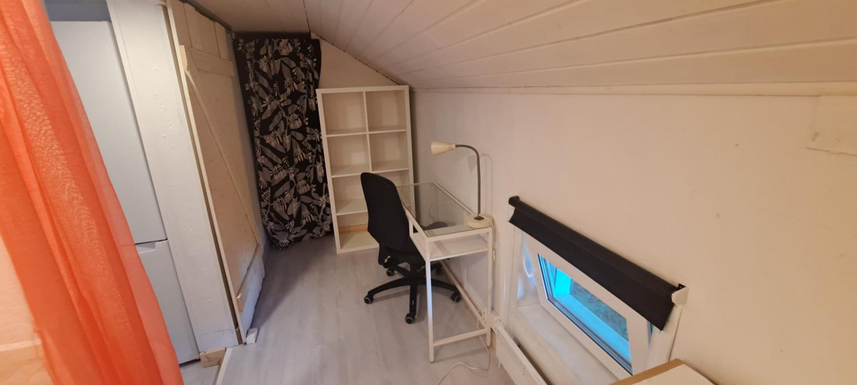 room in a furnished apartment