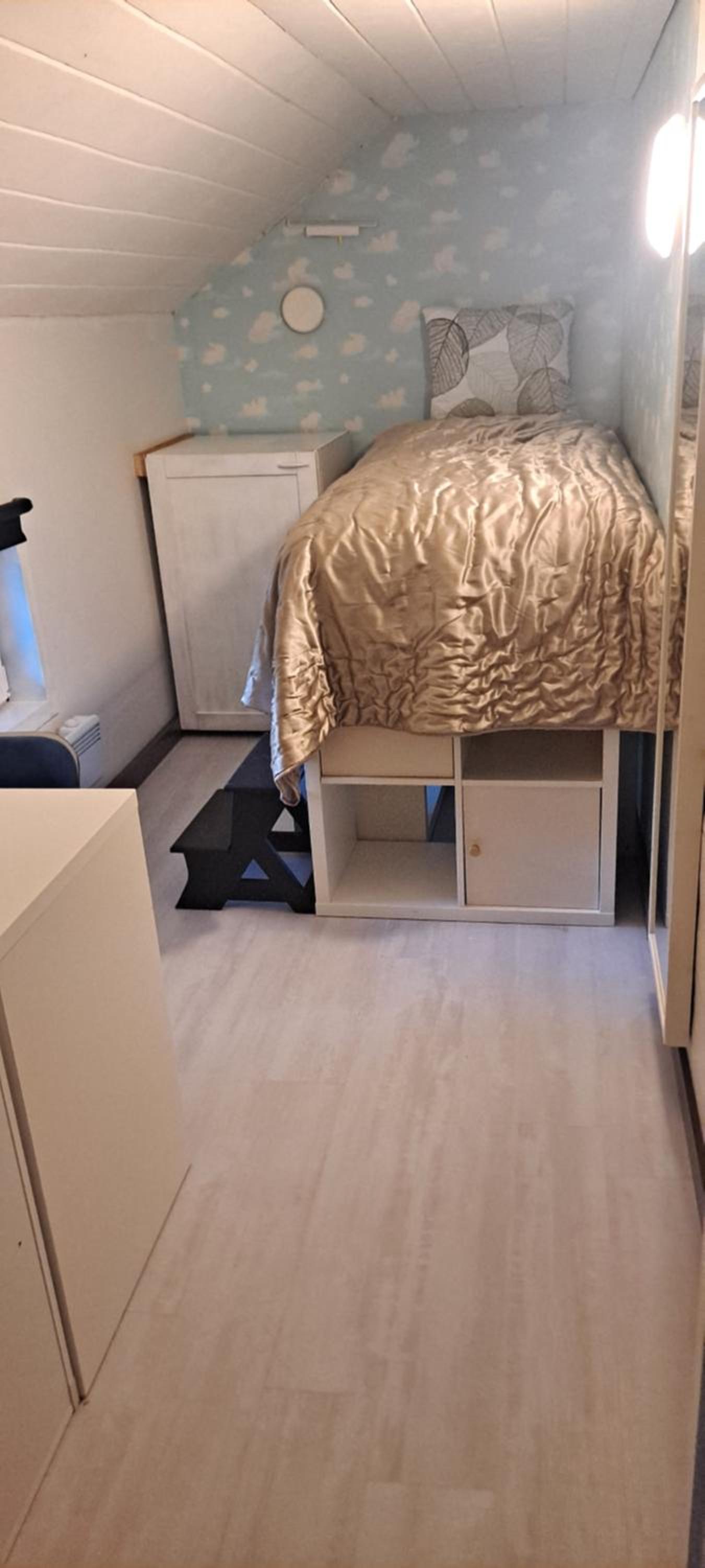 room in a furnished apartment
