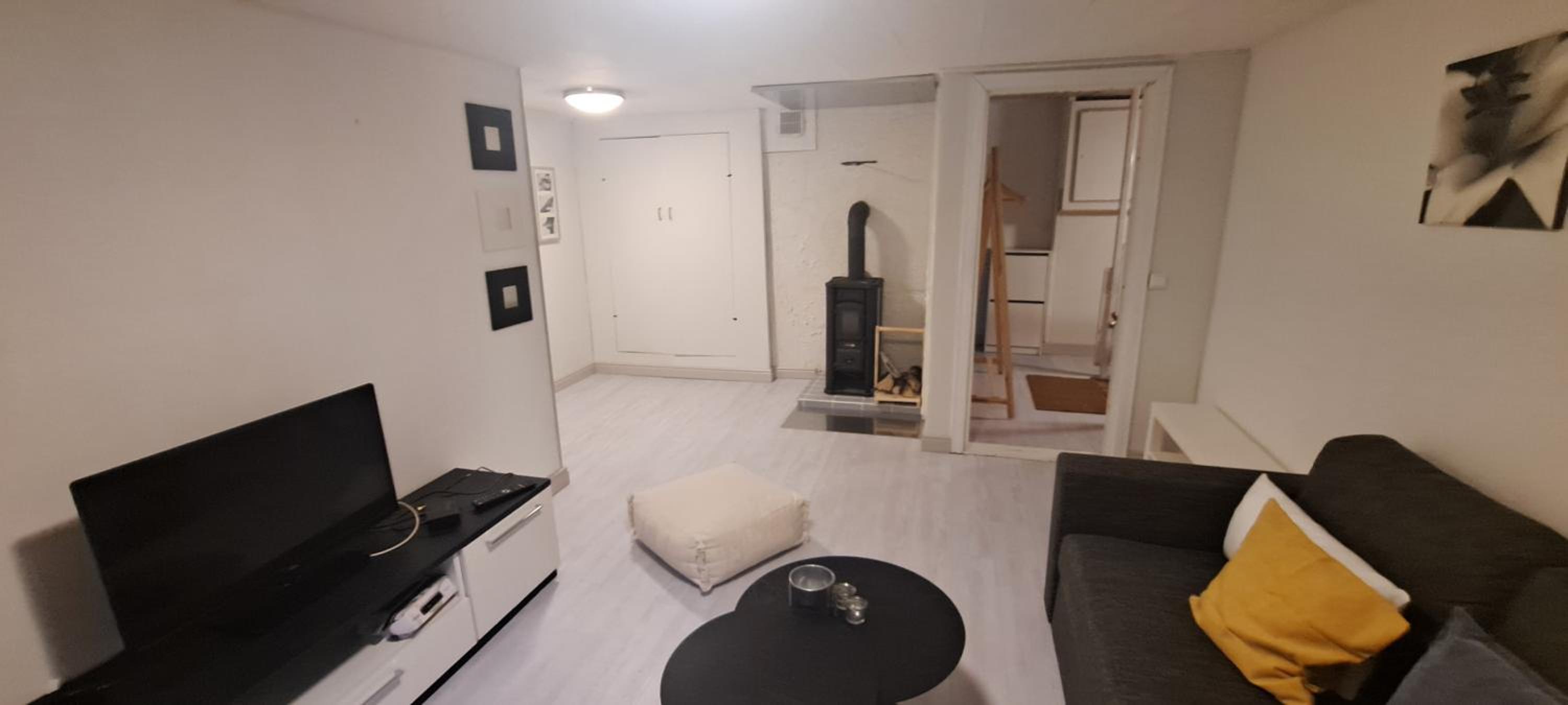room in a furnished apartment