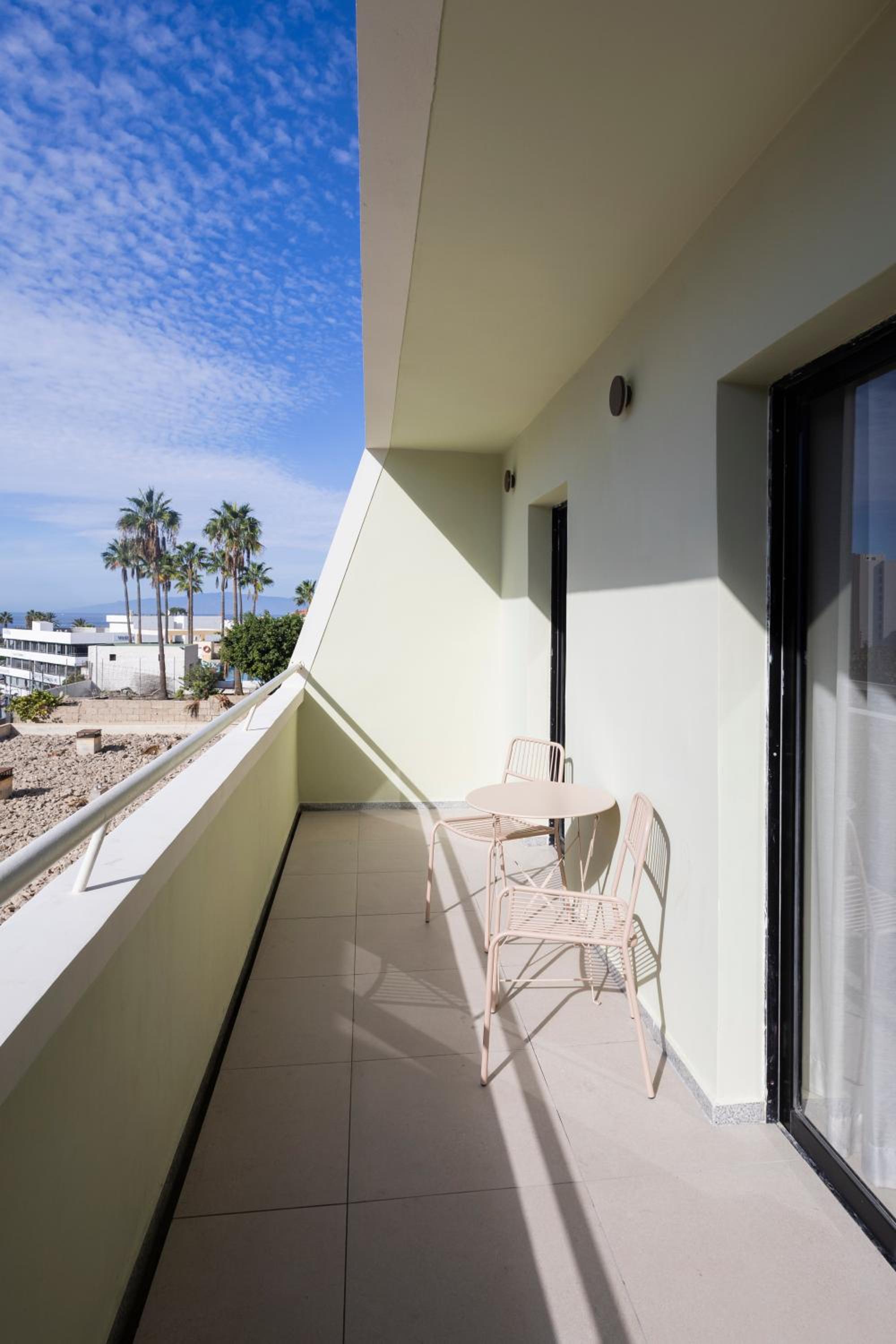 Apartamentos Playazul en Playa de las Americas — balance & terrace