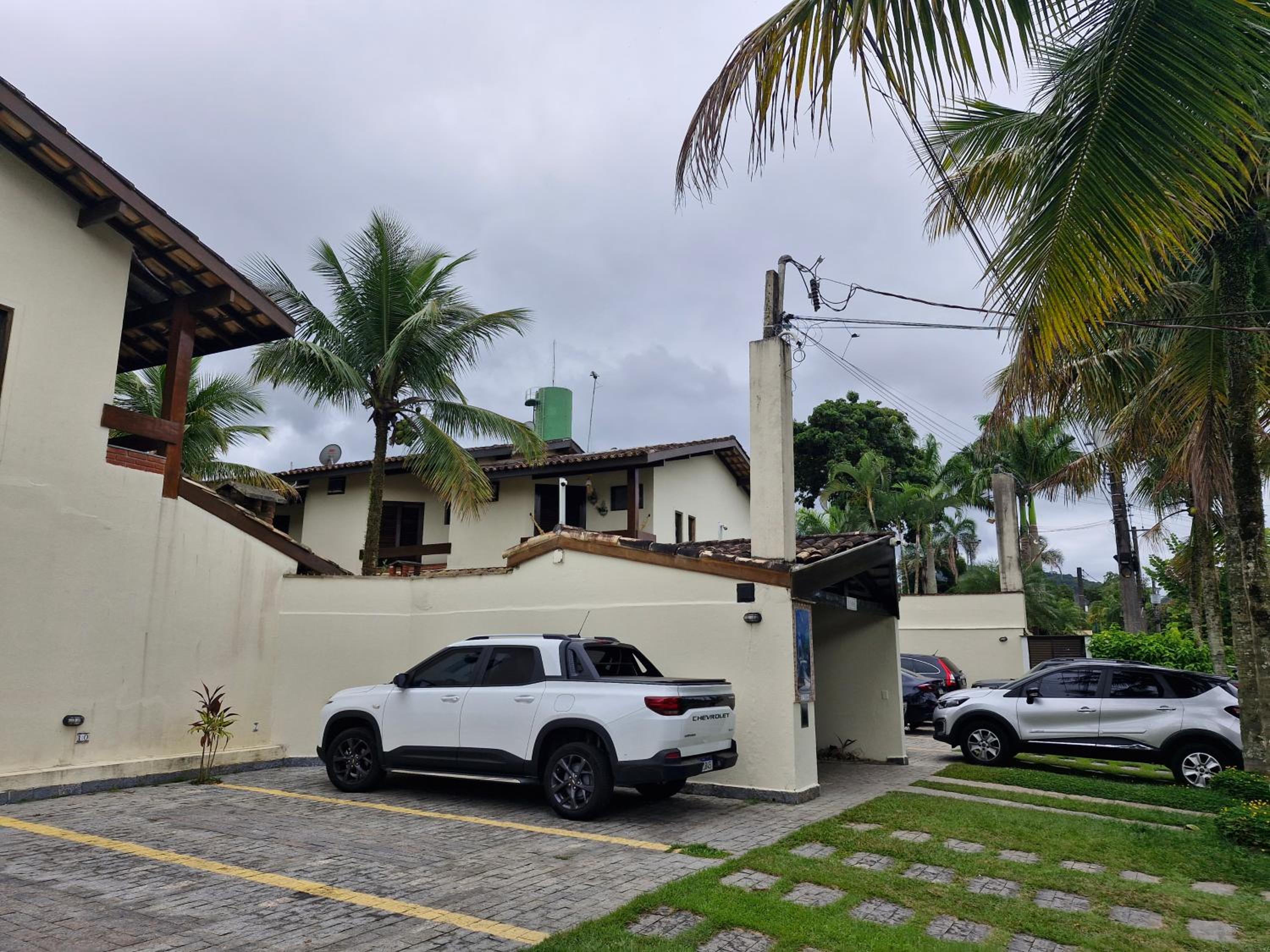 Sobrado em condomínio quase pé na areia em Juquehy