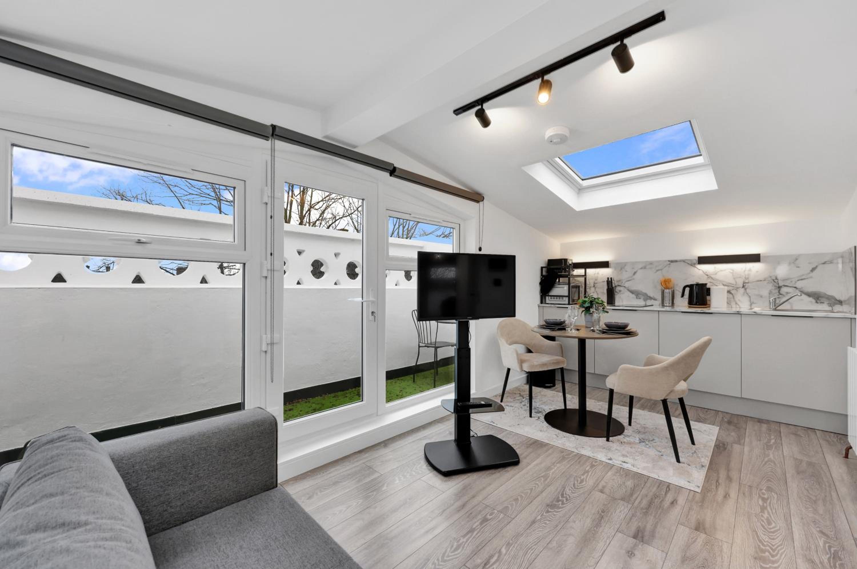 Hilldrop Apartments Short Term Rental & Flexible Renting Islington with Free WiFi, Parking & Garden