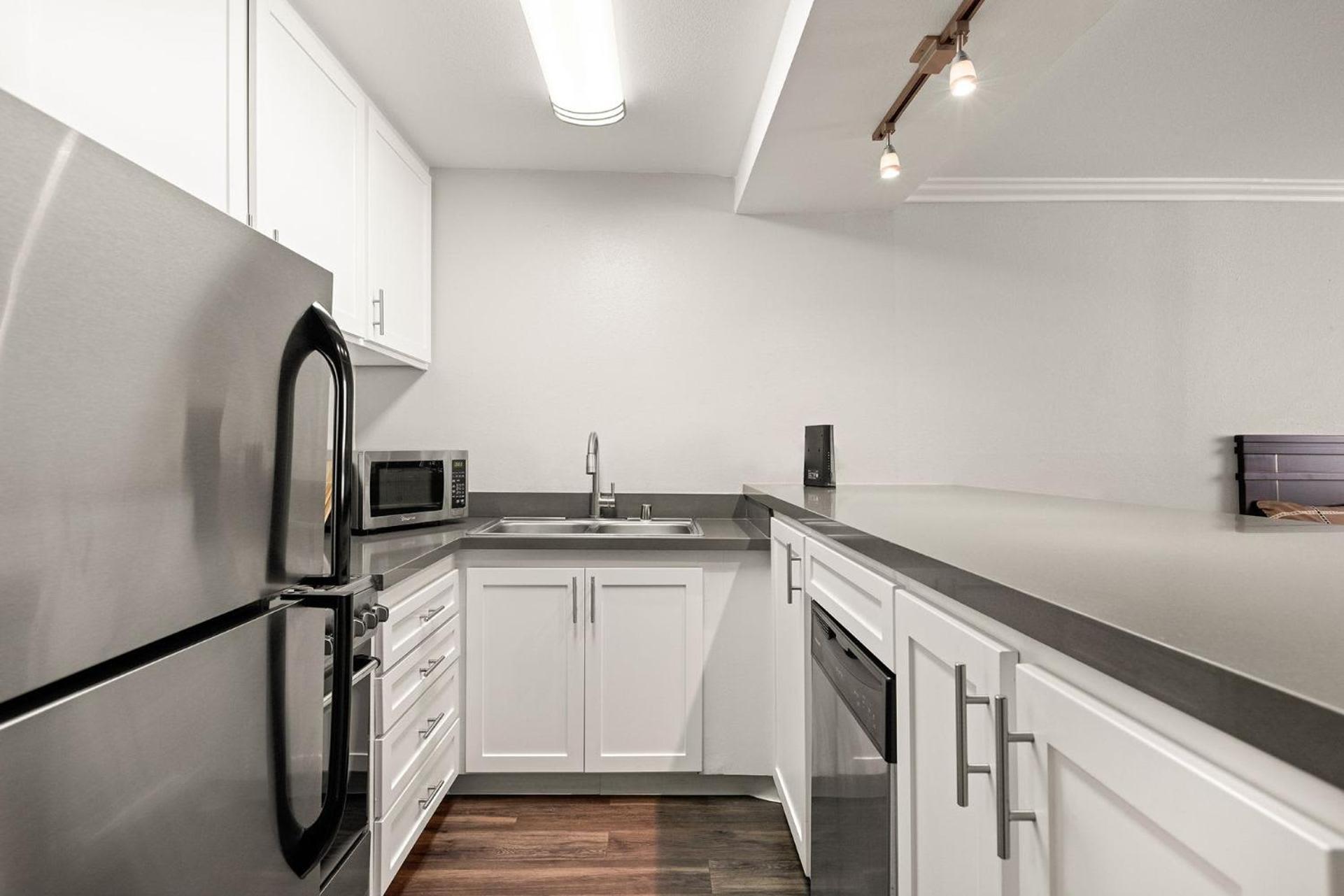 Burbank Vacations - Modern and Stylish Studio at 1200 Riverside in Burbank - Property Image 16