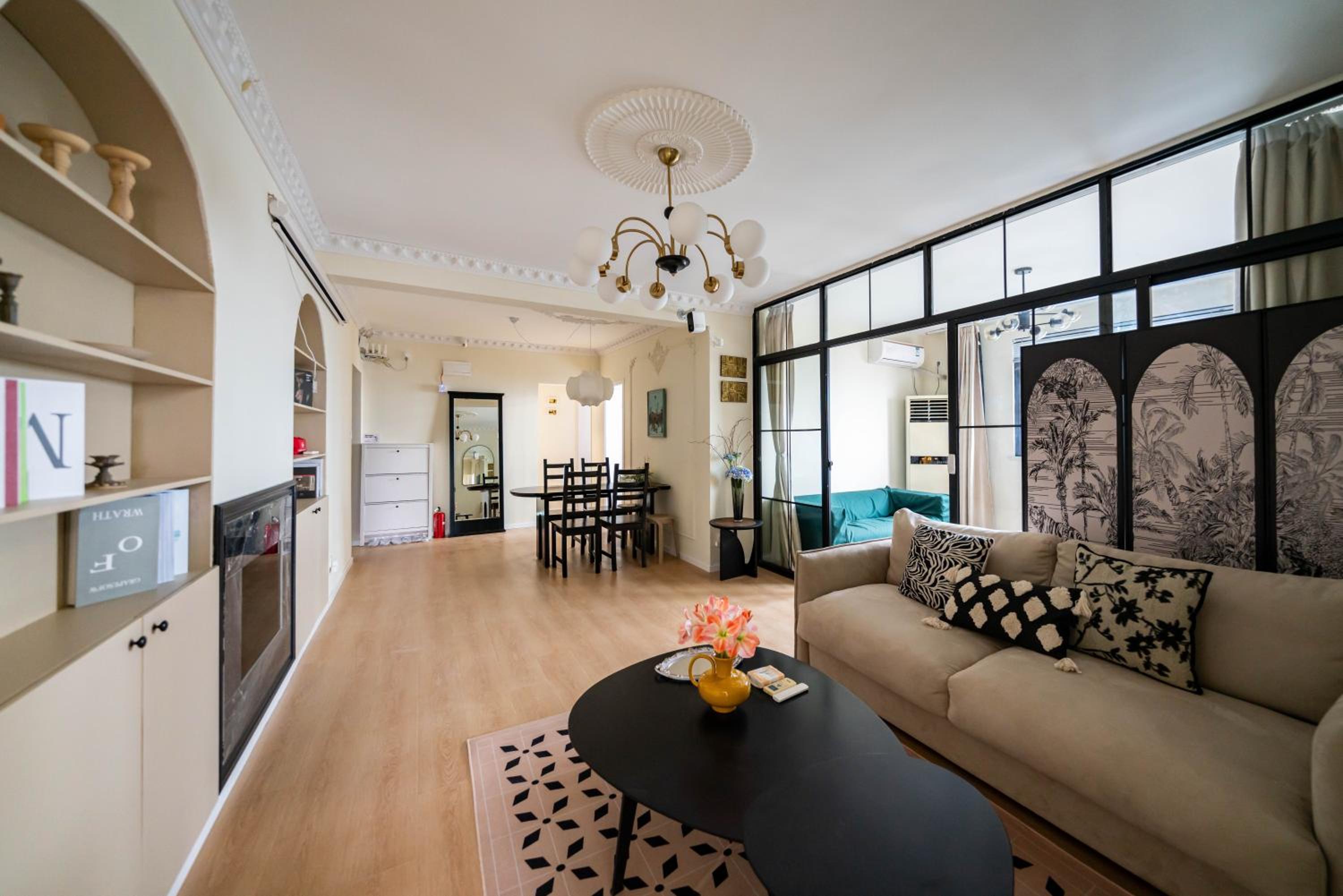 Yi Du Home with City View - Family Suite 500m to Nanjing West Rd Near People's Square -Credit Cards Accepted