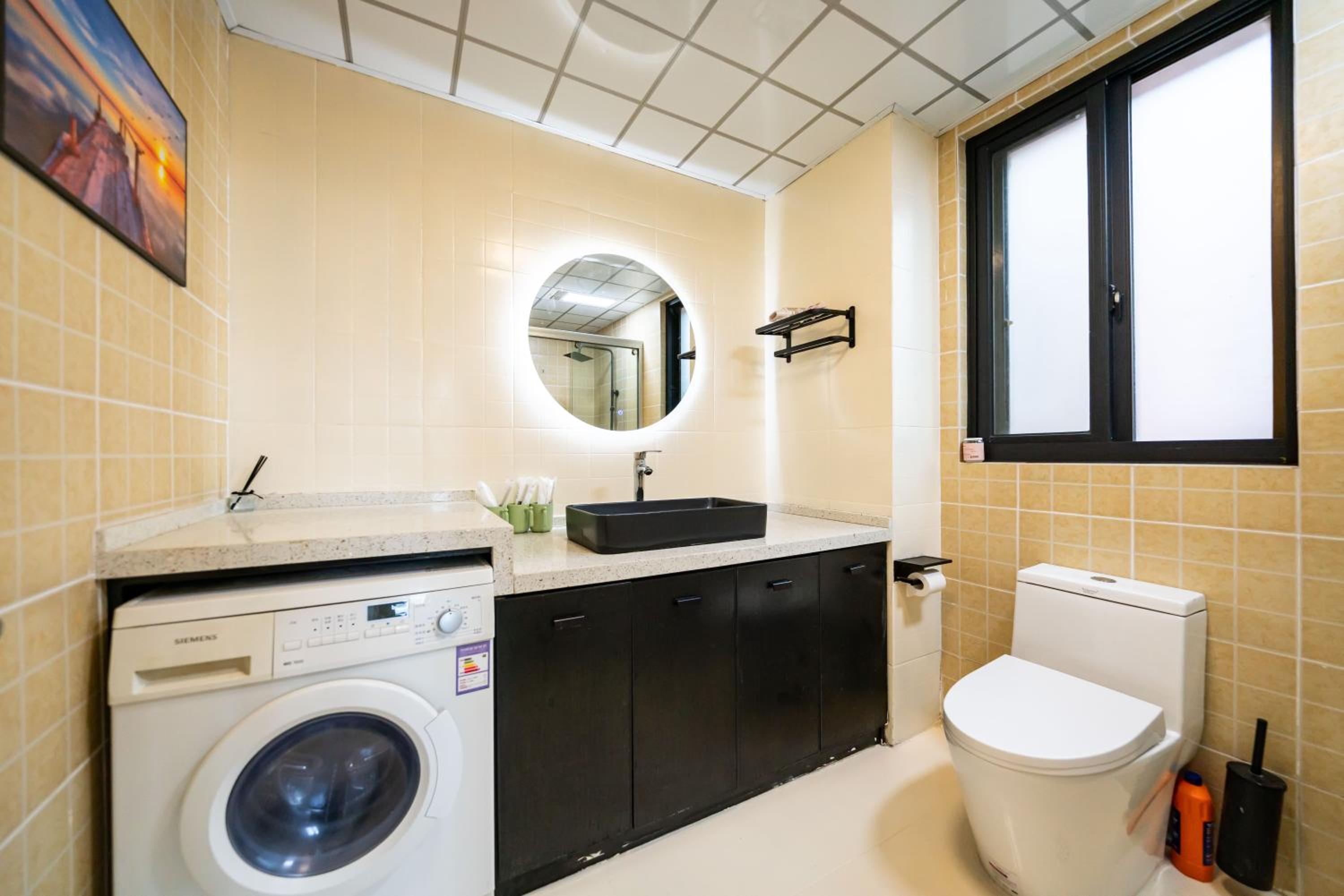 Yi Du Home with City View - Family Suite 500m to Nanjing West Rd Near People's Square -Credit Cards Accepted
