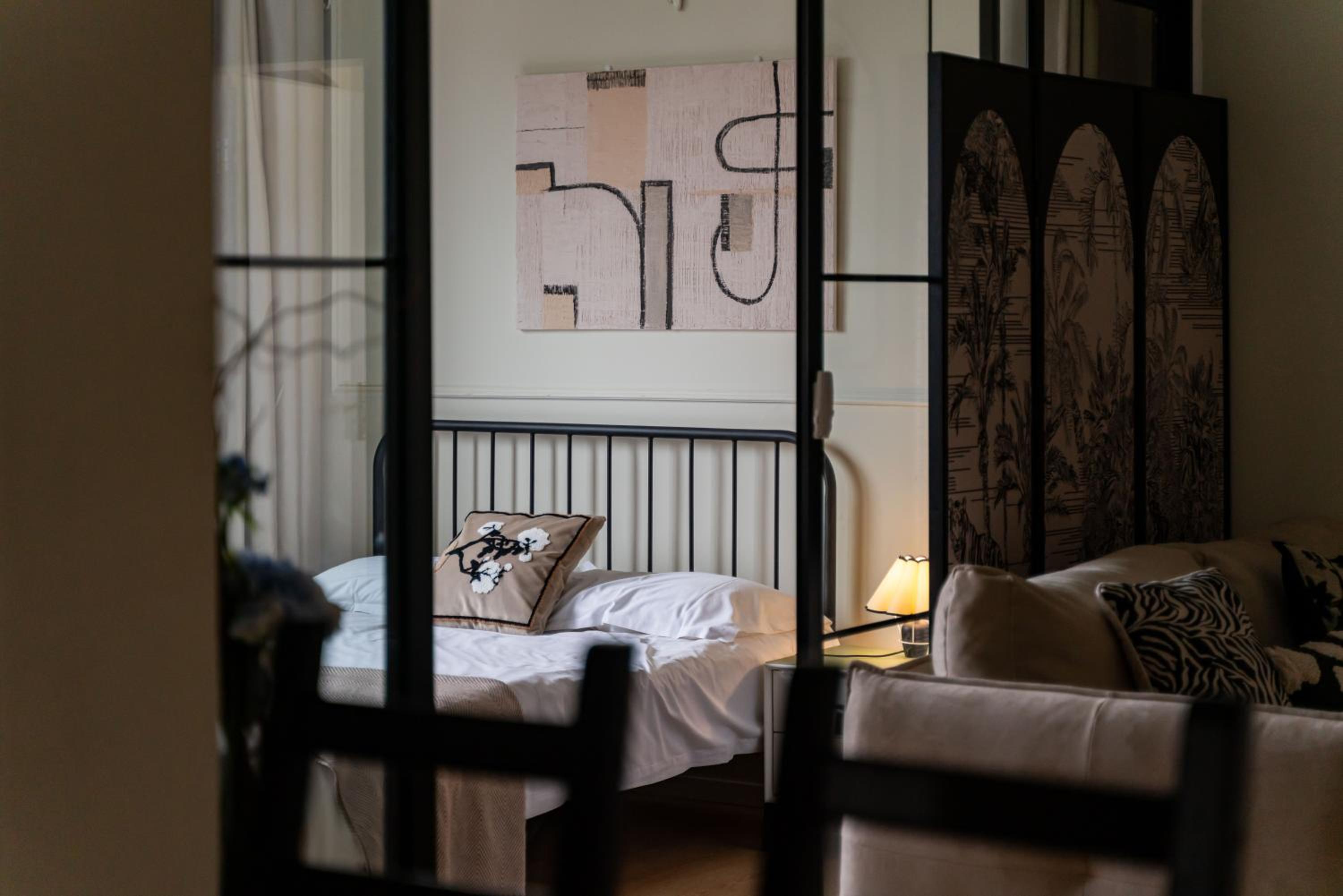 Yi Du Home with City View - Family Suite 500m to Nanjing West Rd Near People's Square -Credit Cards Accepted