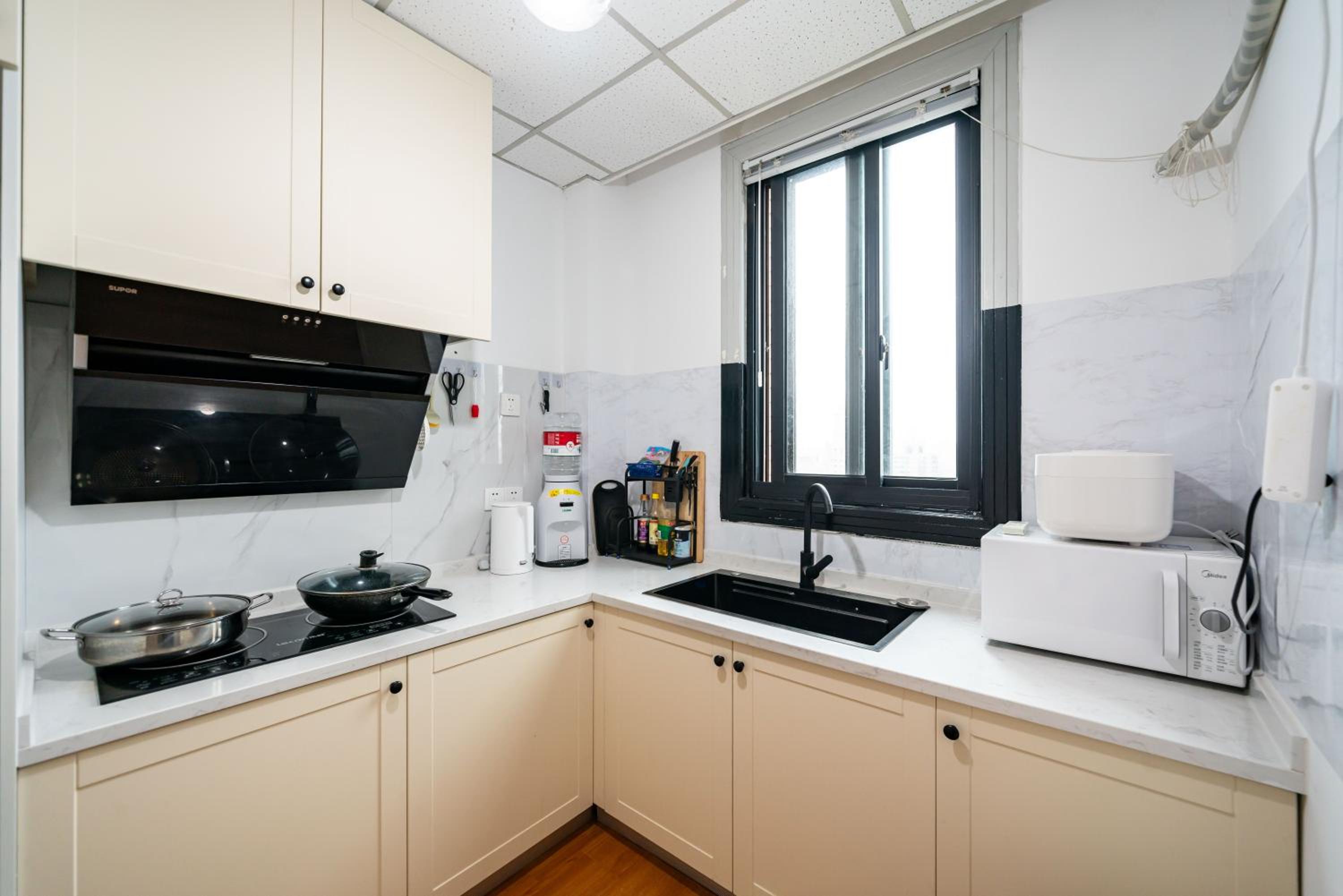 Yi Du Home with City View - Family Suite 500m to Nanjing West Rd Near People's Square -Credit Cards Accepted