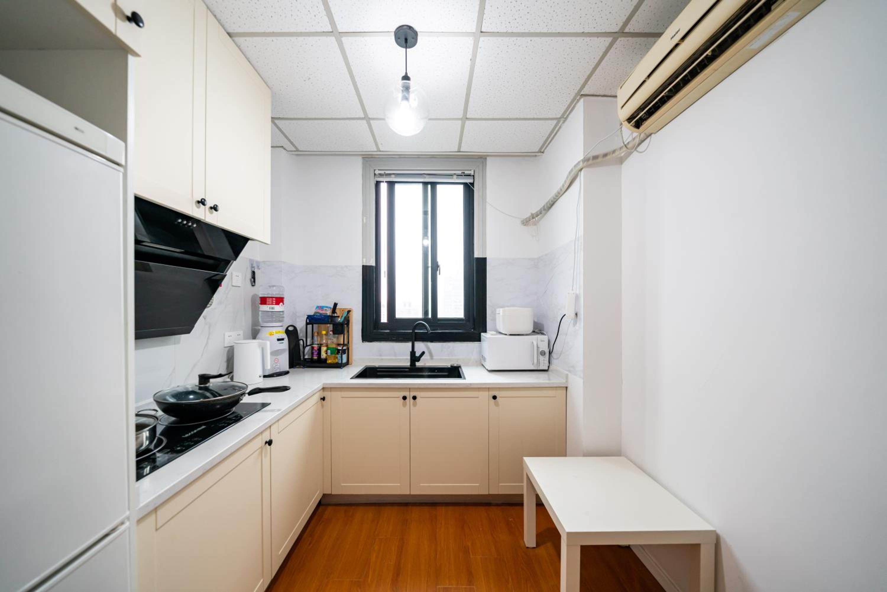 Yi Du Home with City View - Family Suite 500m to Nanjing West Rd Near People's Square -Credit Cards Accepted