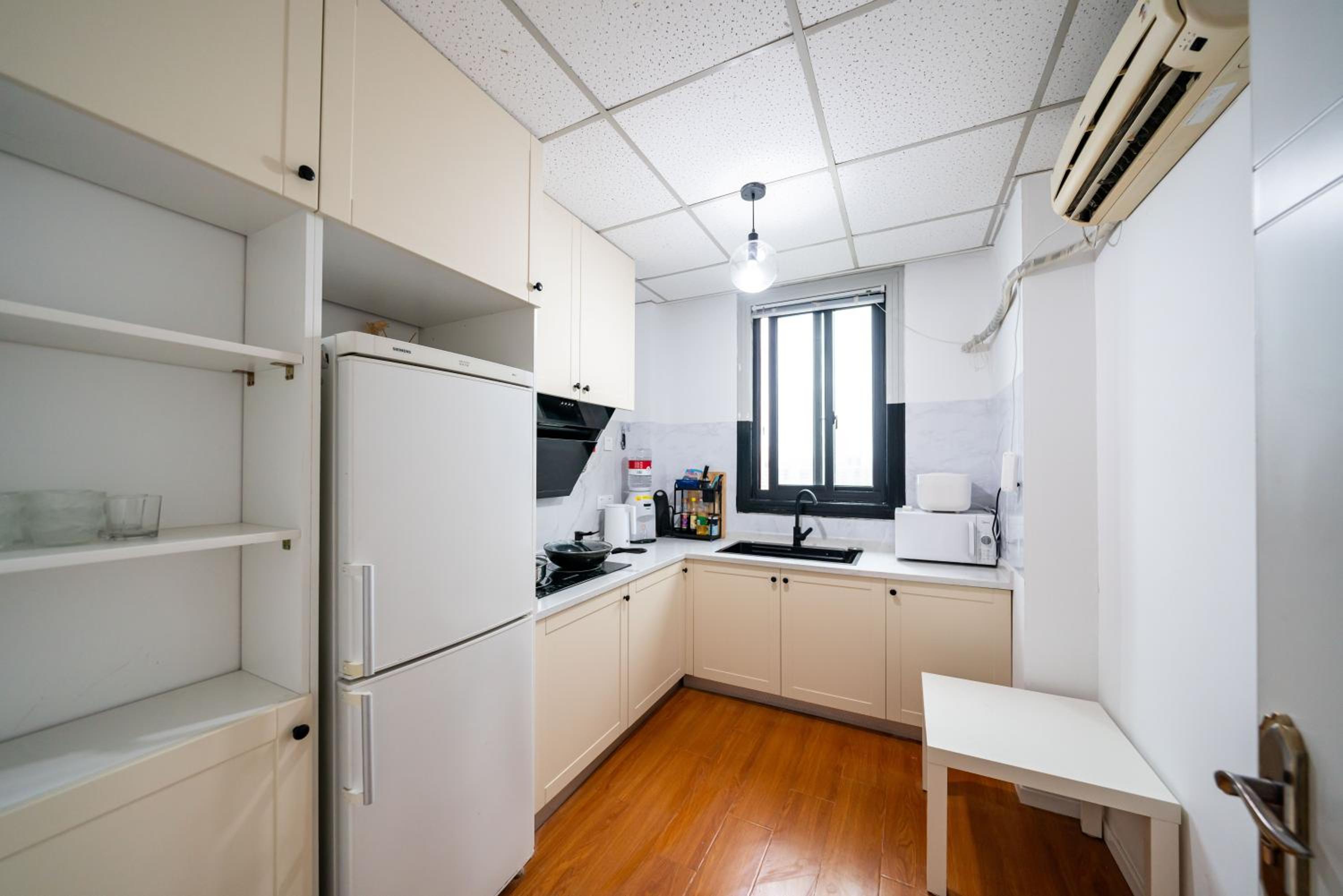 Yi Du Home with City View - Family Suite 500m to Nanjing West Rd Near People's Square -Credit Cards Accepted