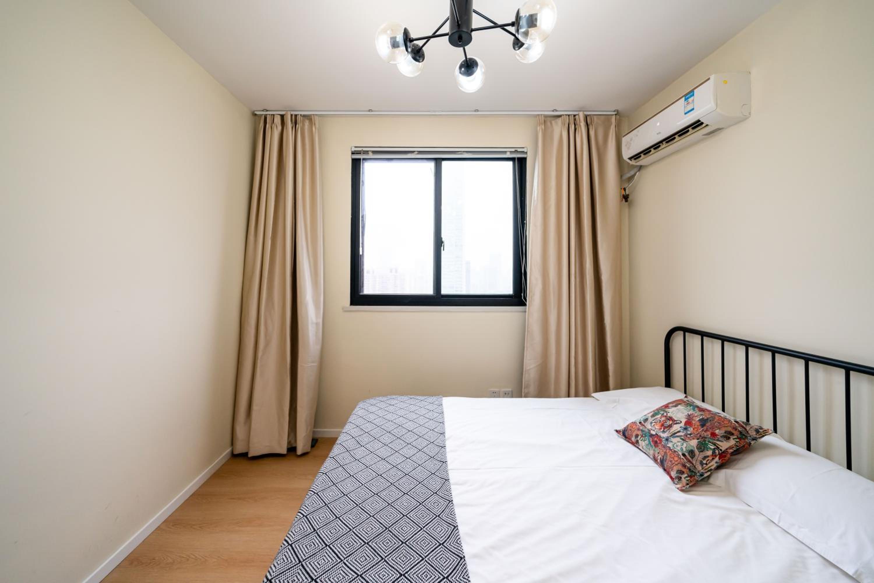 Yi Du Home with City View - Family Suite 500m to Nanjing West Rd Near People's Square -Credit Cards Accepted