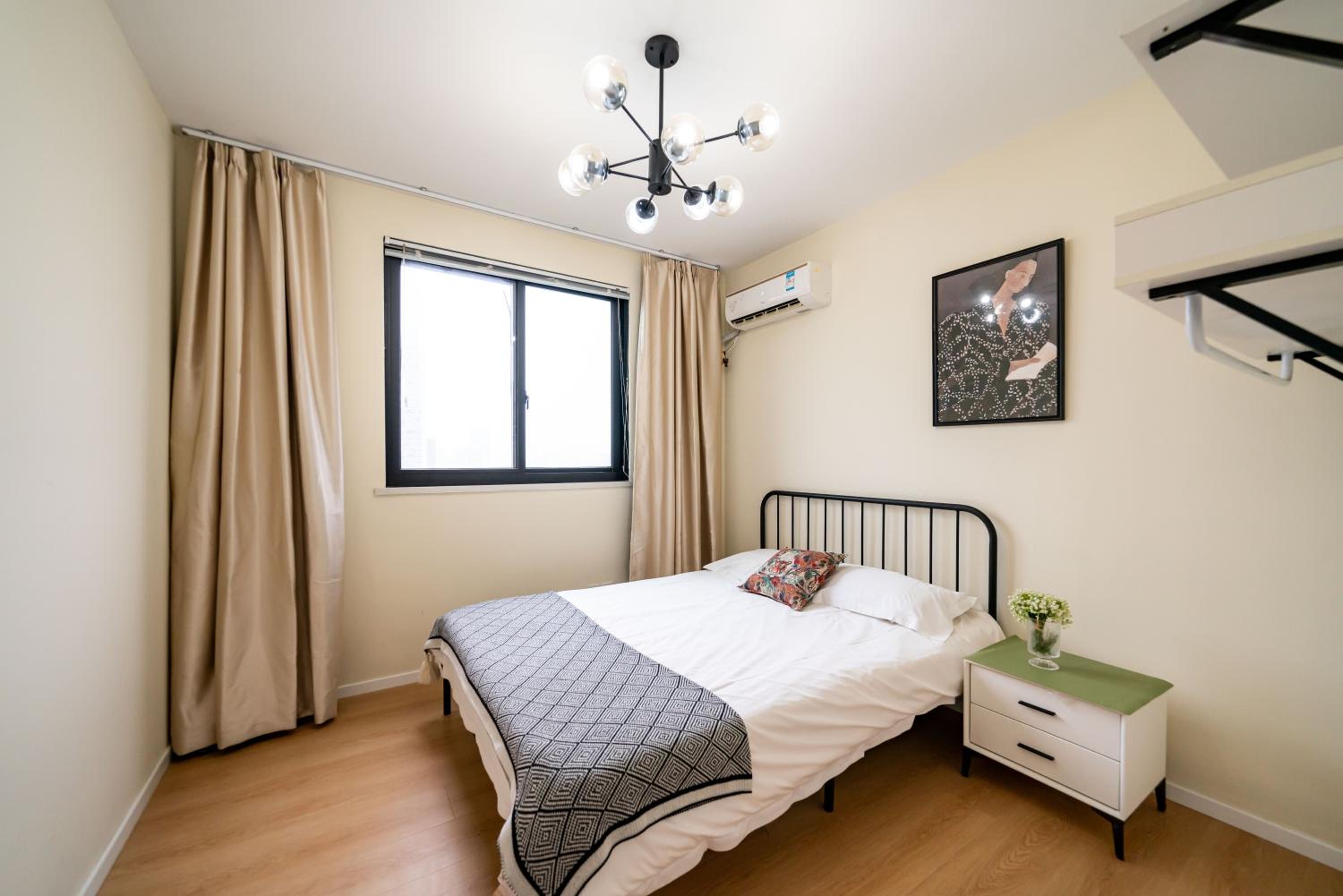 Yi Du Home with City View - Family Suite 500m to Nanjing West Rd Near People's Square -Credit Cards Accepted