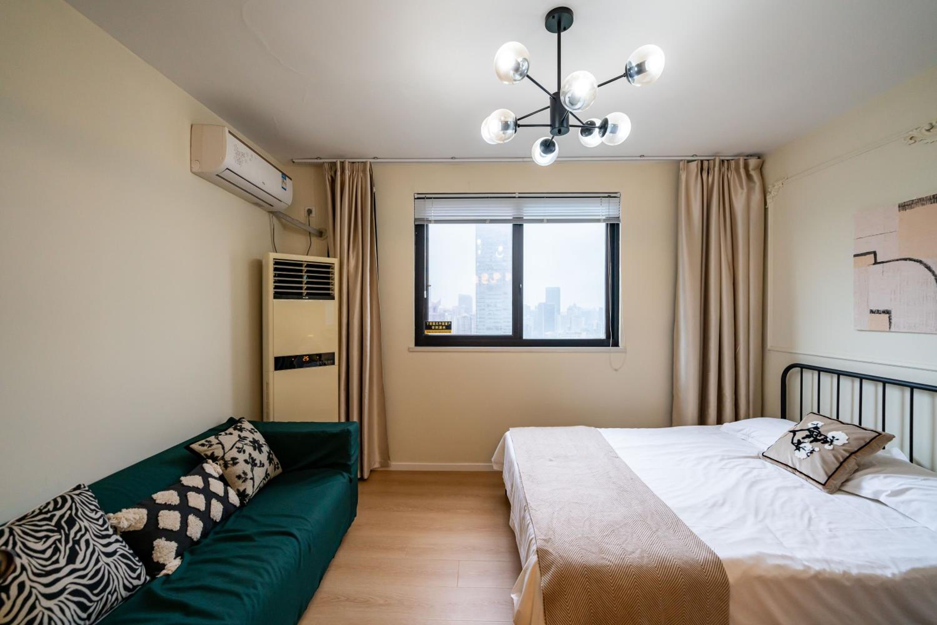 Yi Du Home with City View - Family Suite 500m to Nanjing West Rd Near People's Square -Credit Cards Accepted