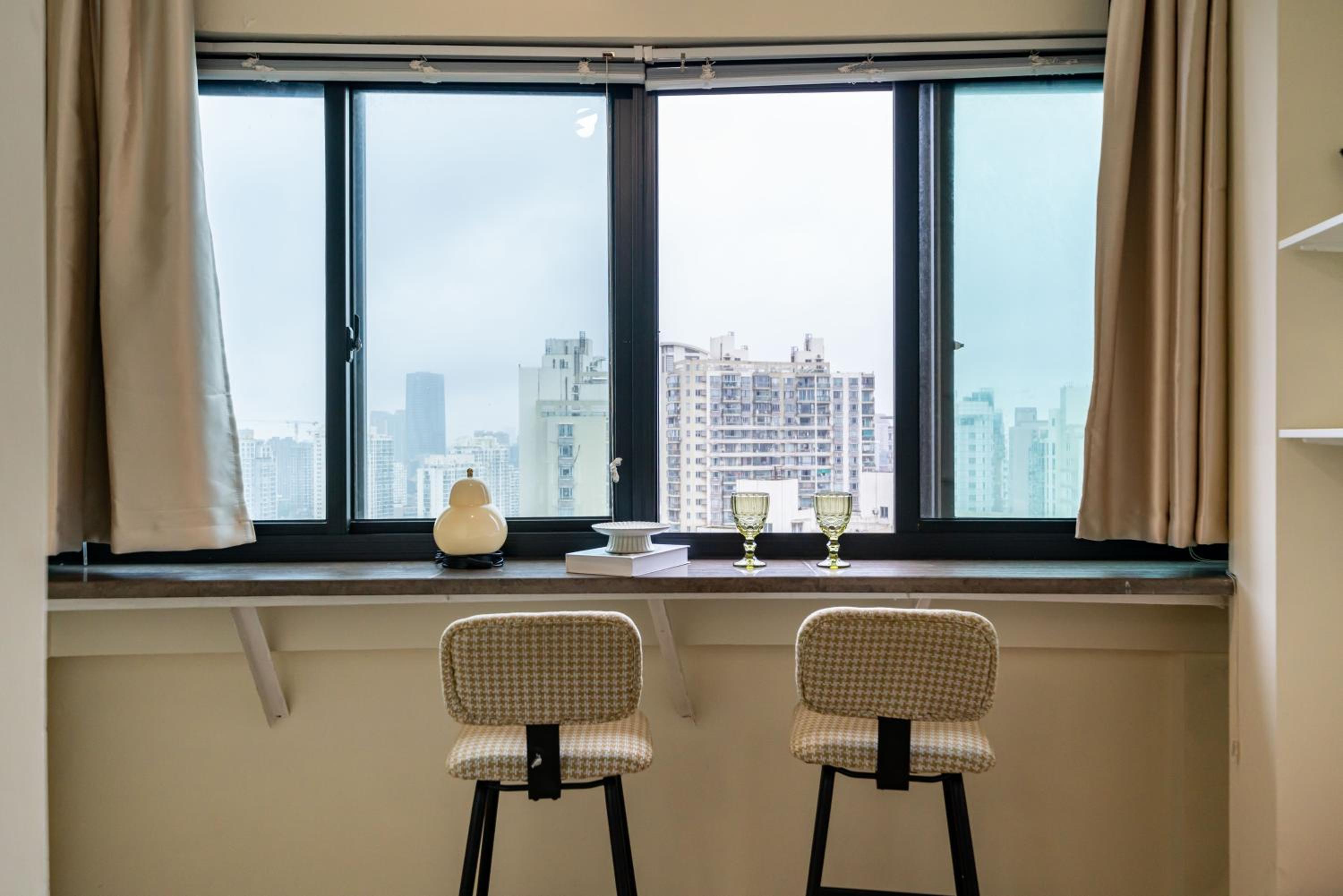 Yi Du Home with City View - Family Suite 500m to Nanjing West Rd Near People's Square -Credit Cards Accepted