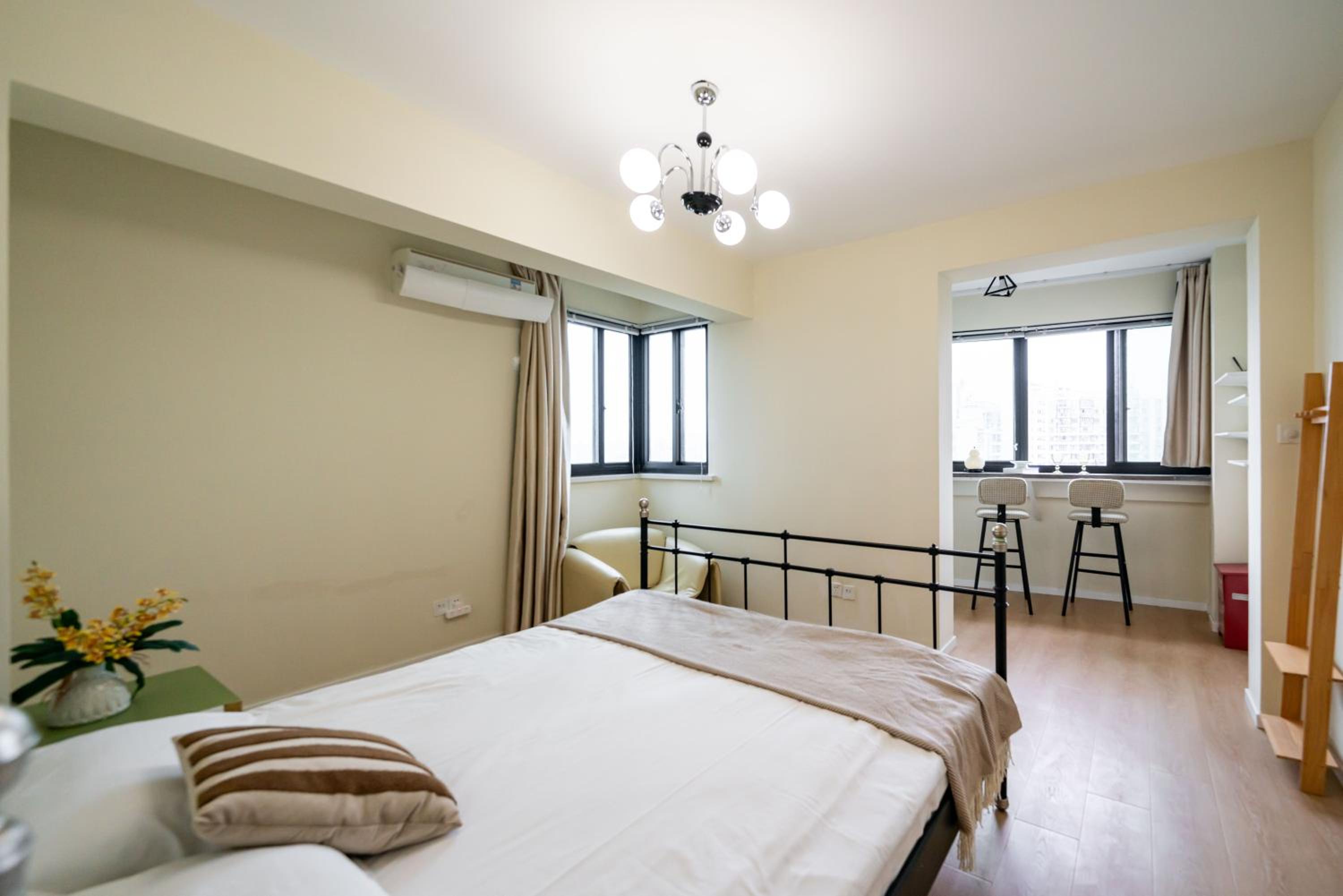 Yi Du Home with City View - Family Suite 500m to Nanjing West Rd Near People's Square -Credit Cards Accepted