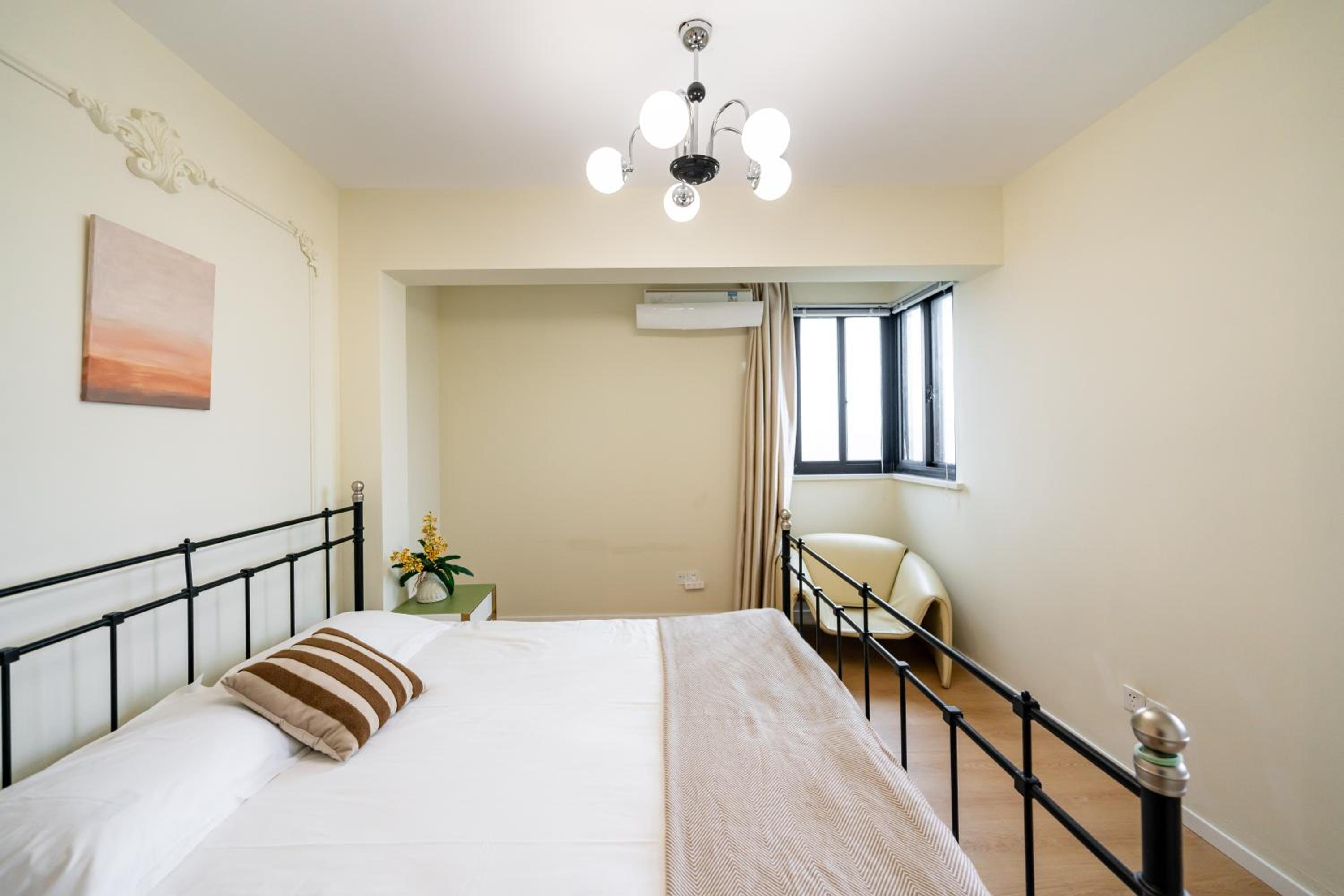 Yi Du Home with City View - Family Suite 500m to Nanjing West Rd Near People's Square -Credit Cards Accepted