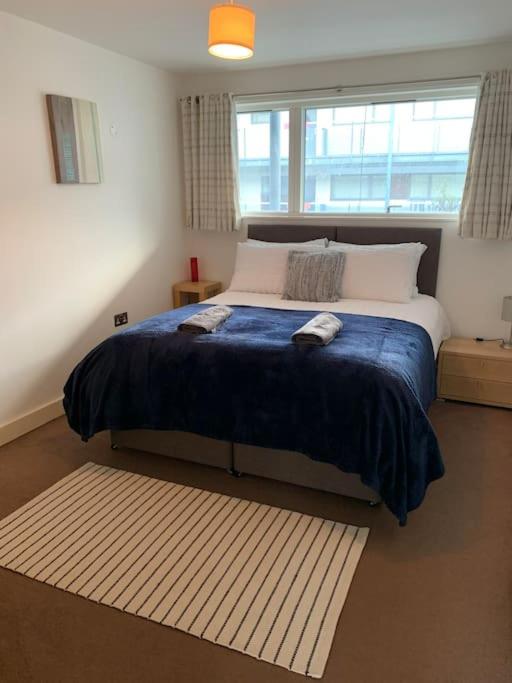 2 bed Apt, Hoxton, Canal views