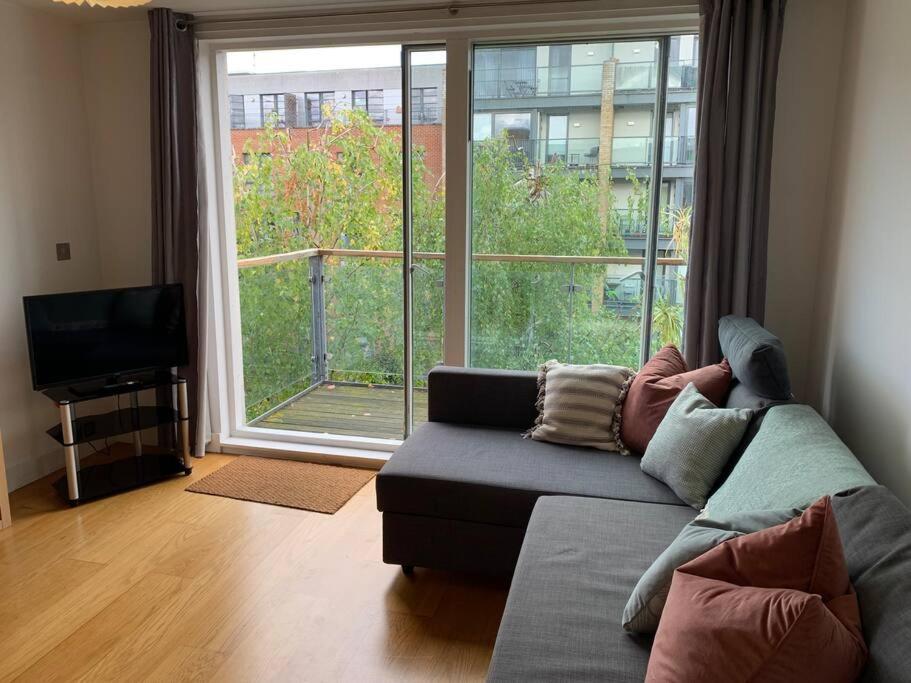 2 bed Apt, Hoxton, Canal views