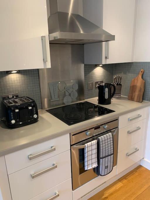 2 bed Apt, Hoxton, Canal views