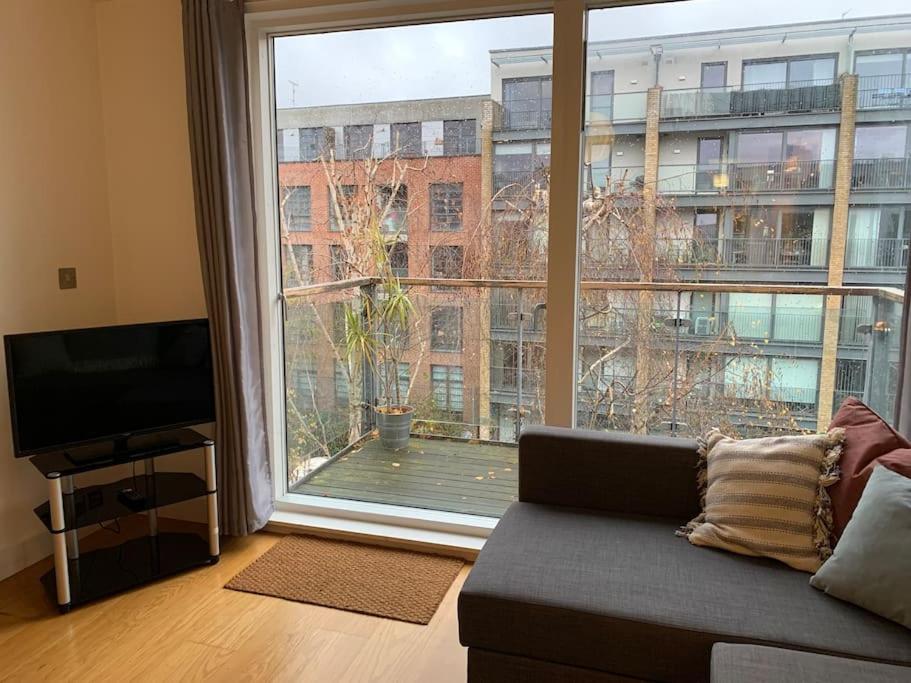 2 bed Apt, Hoxton, Canal views