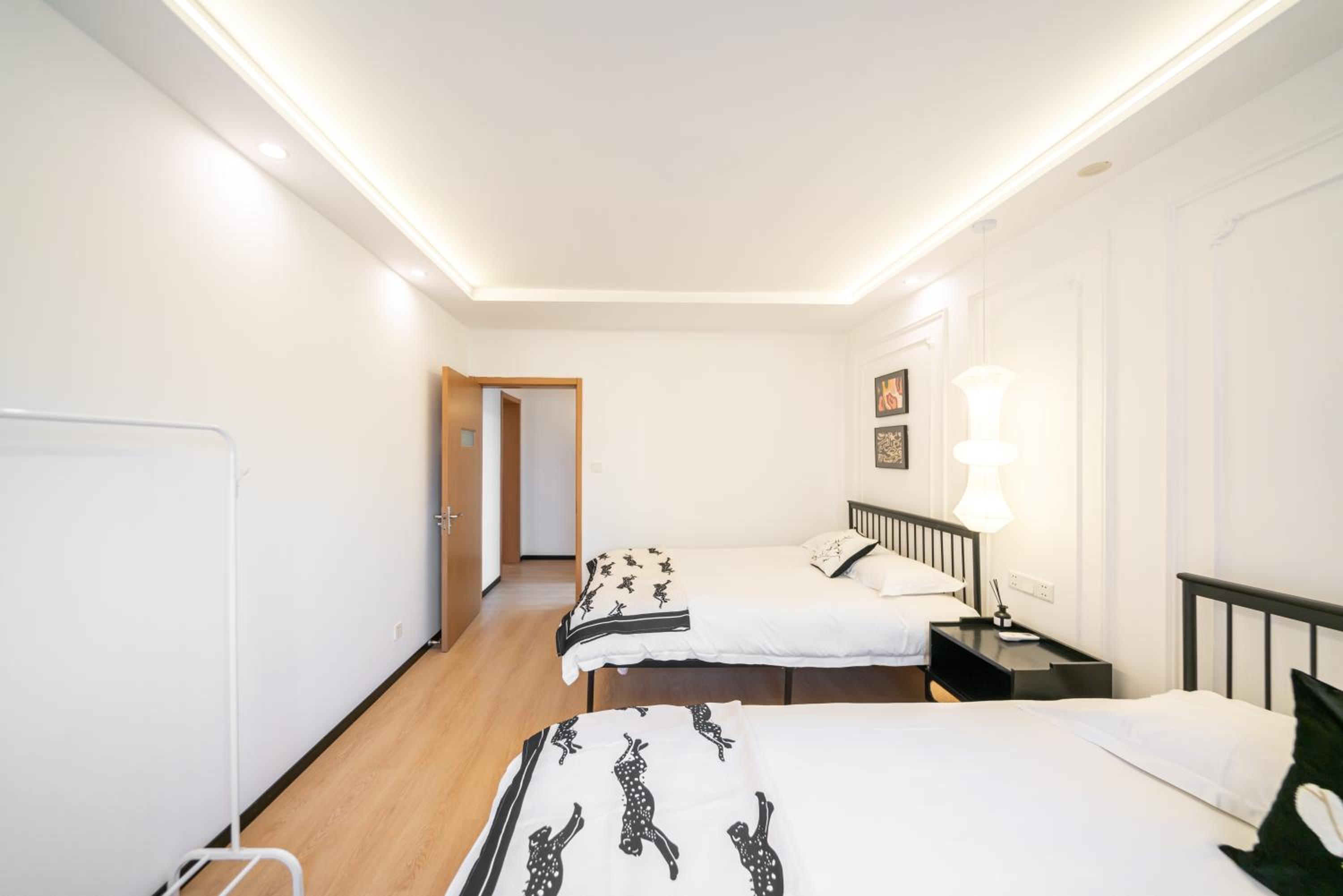 Yi Du Home with City View - Family Suite 500m to Nanjing West Rd Near People's Square -Credit Cards Accepted