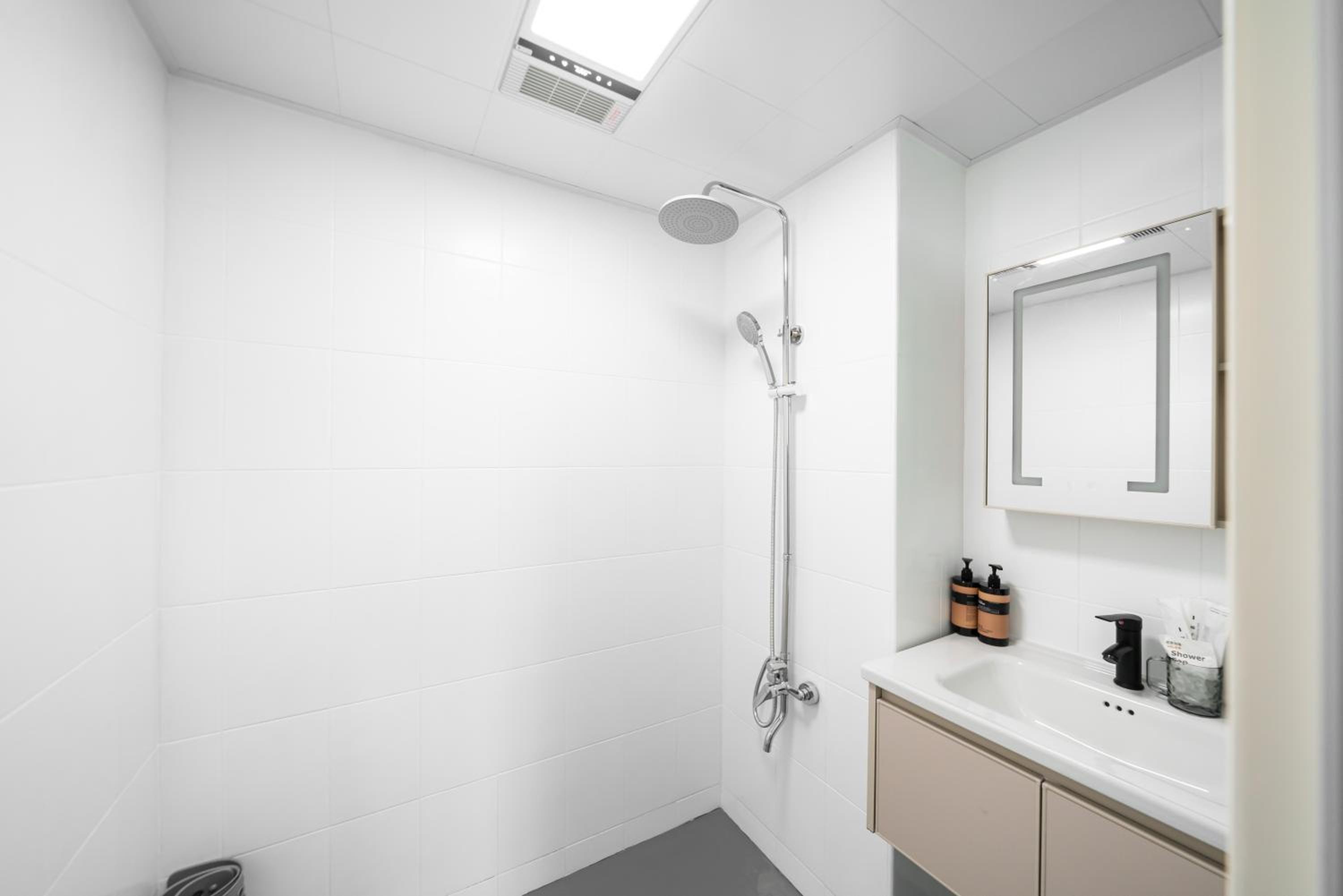 Yi Du Home with City View - Family Suite 500m to Nanjing West Rd Near People's Square -Credit Cards Accepted