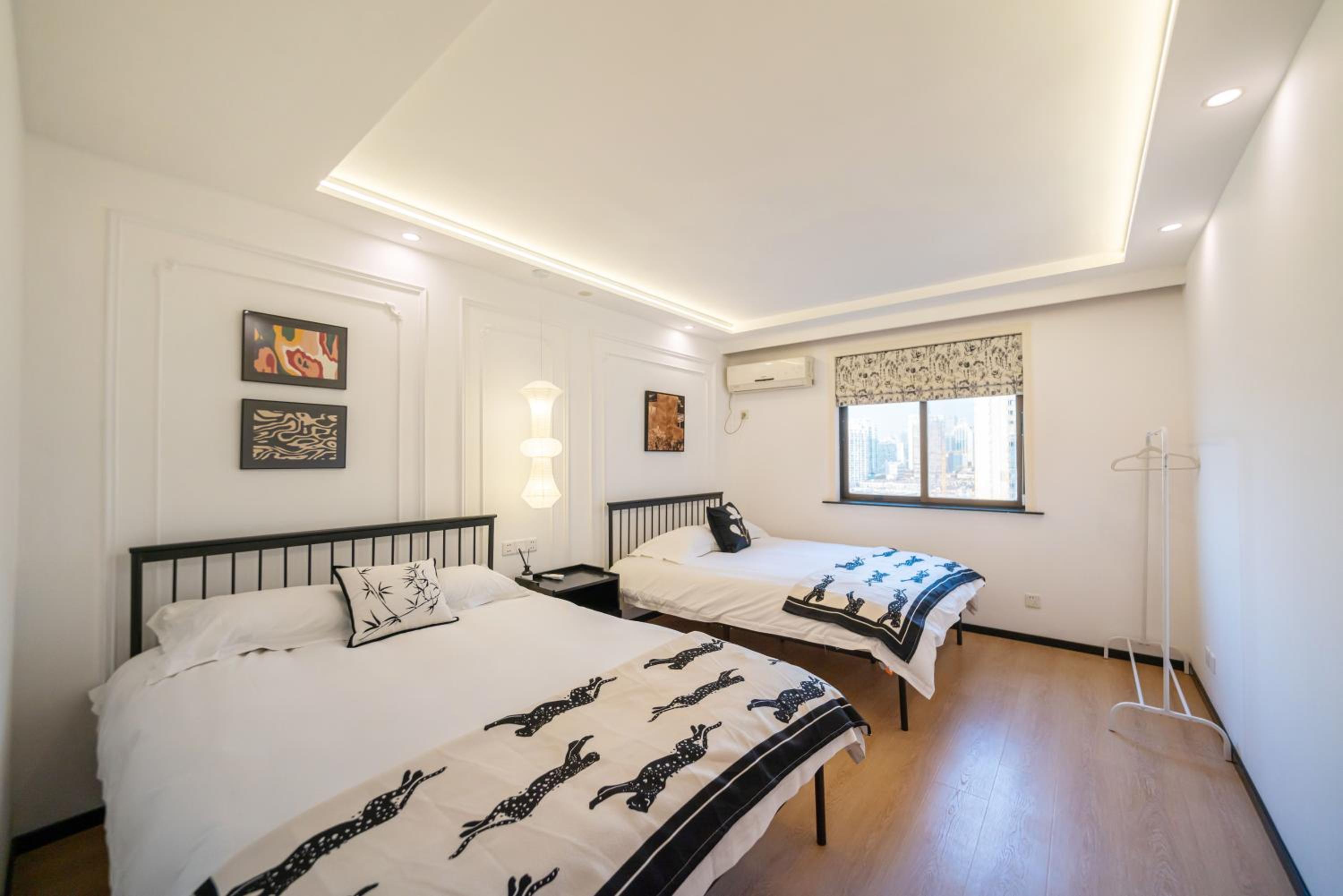 Yi Du Home with City View - Family Suite 500m to Nanjing West Rd Near People's Square -Credit Cards Accepted